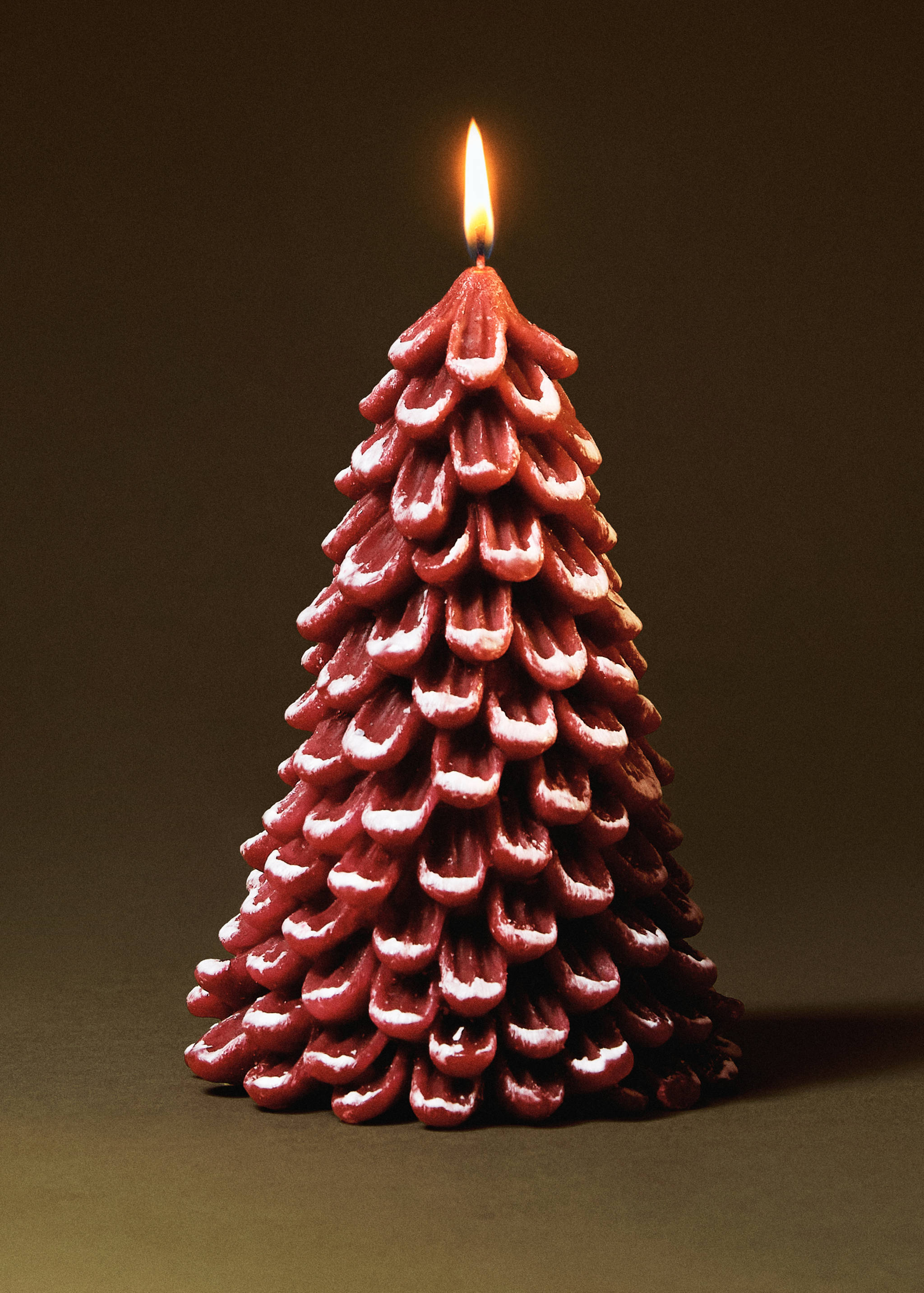 Decorative snow-covered fir candle - General plane