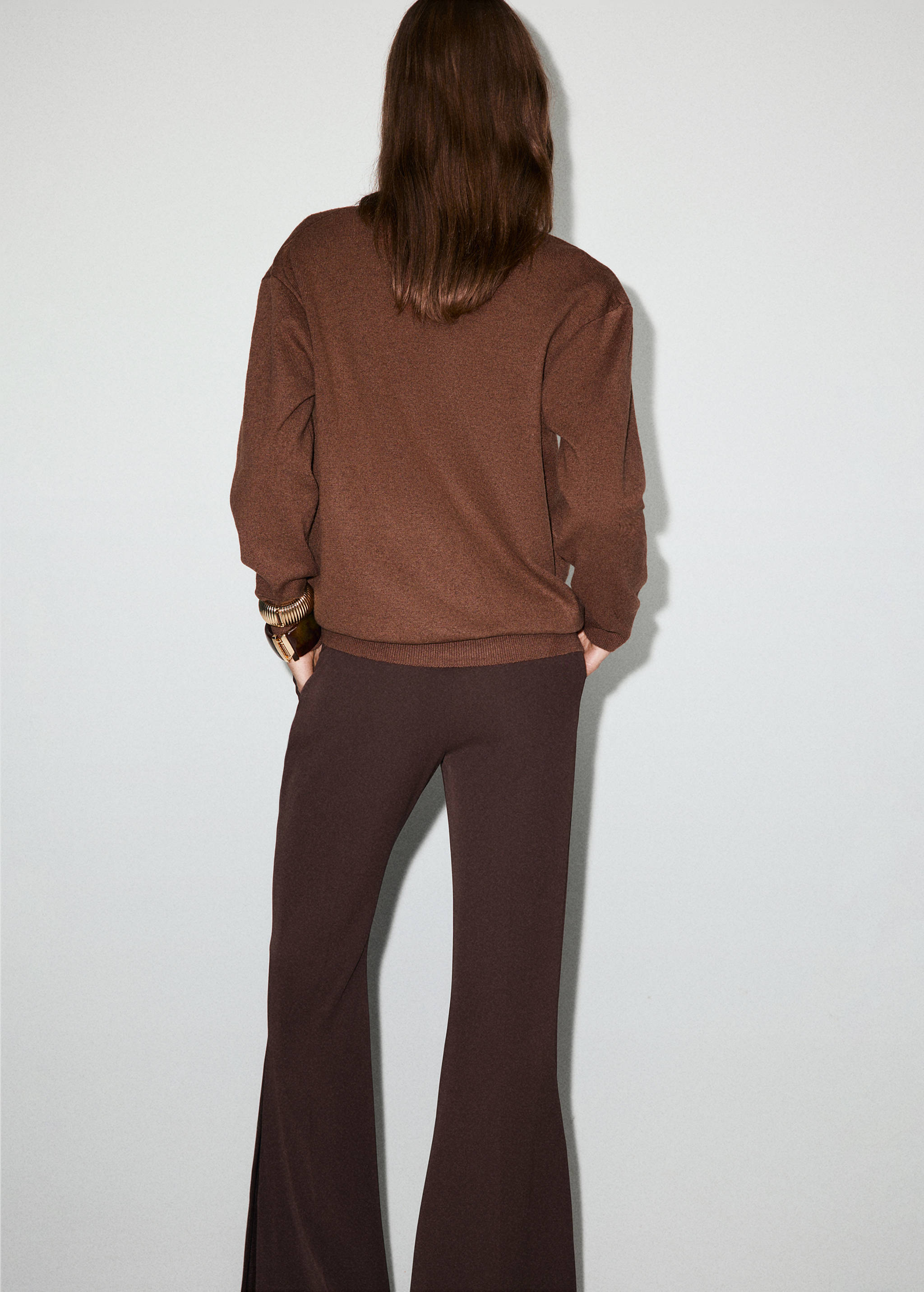 Fine-knit V-neck sweater - Reverse of the article