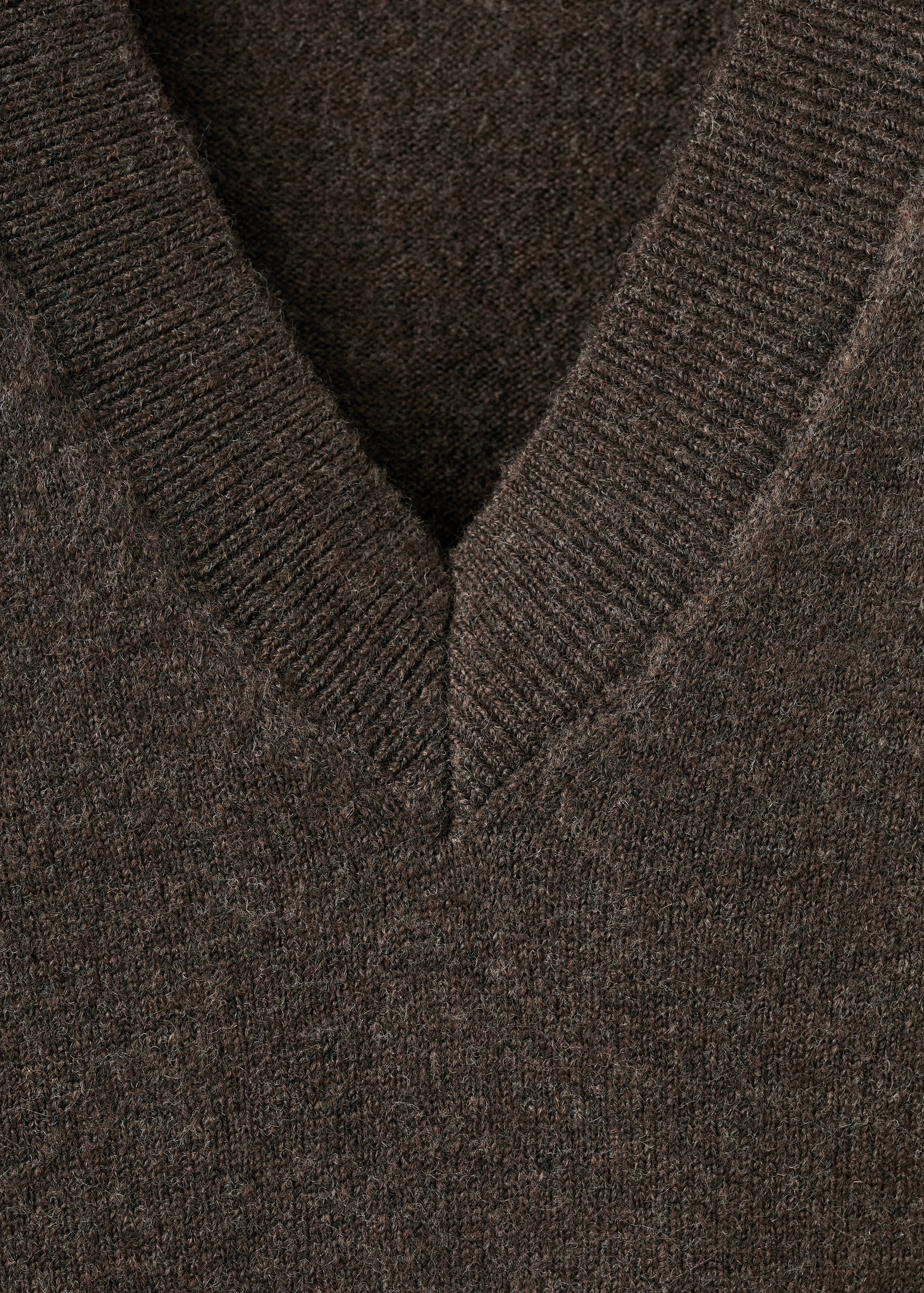 Fine-knit V-neck sweater - Details of the article 8