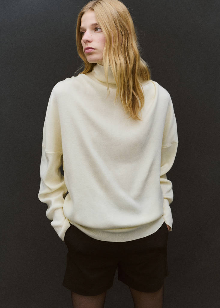 Ruched turtleneck sweater — Ecru