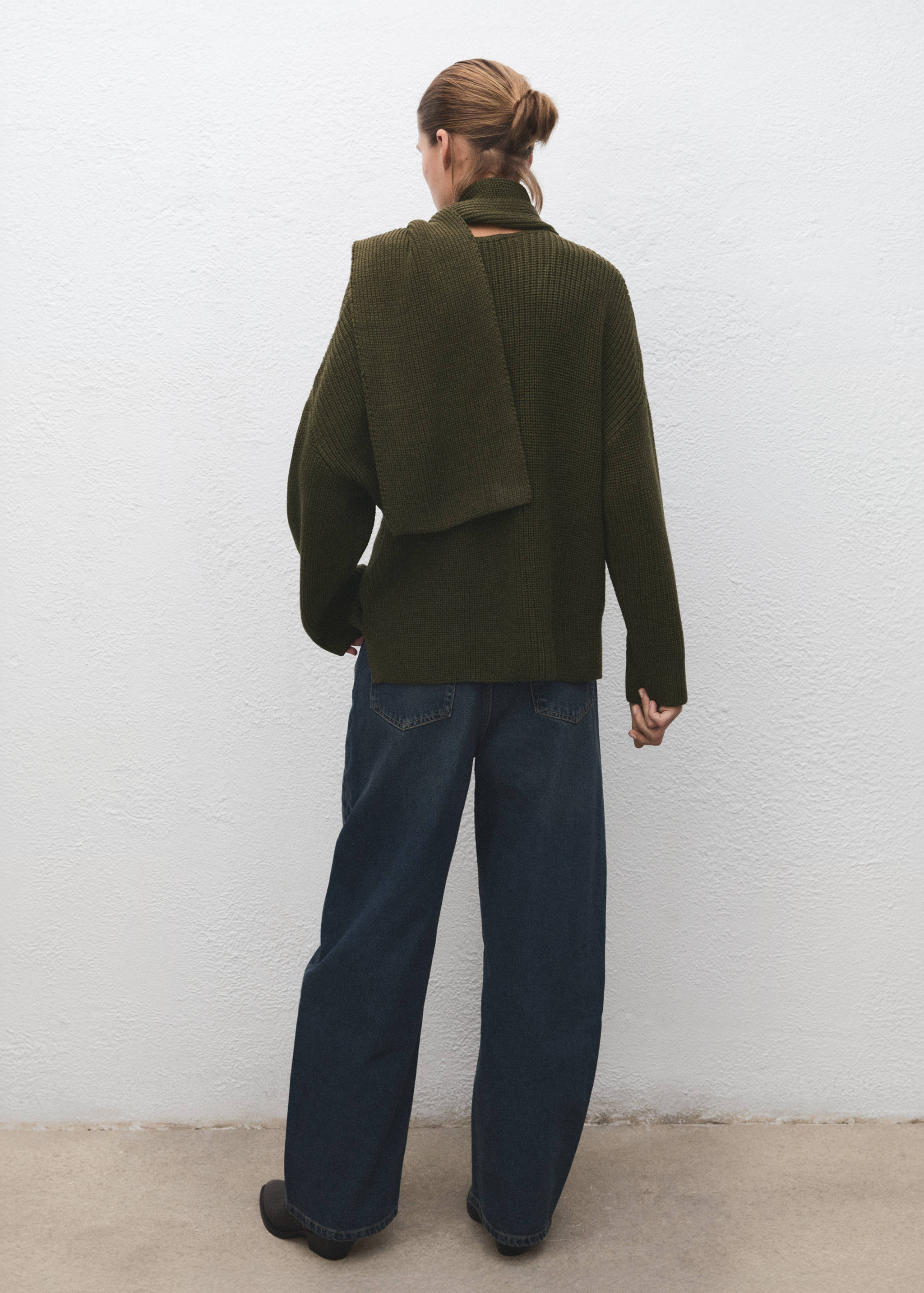 Knitted sweater with scarf - Reverse of the article