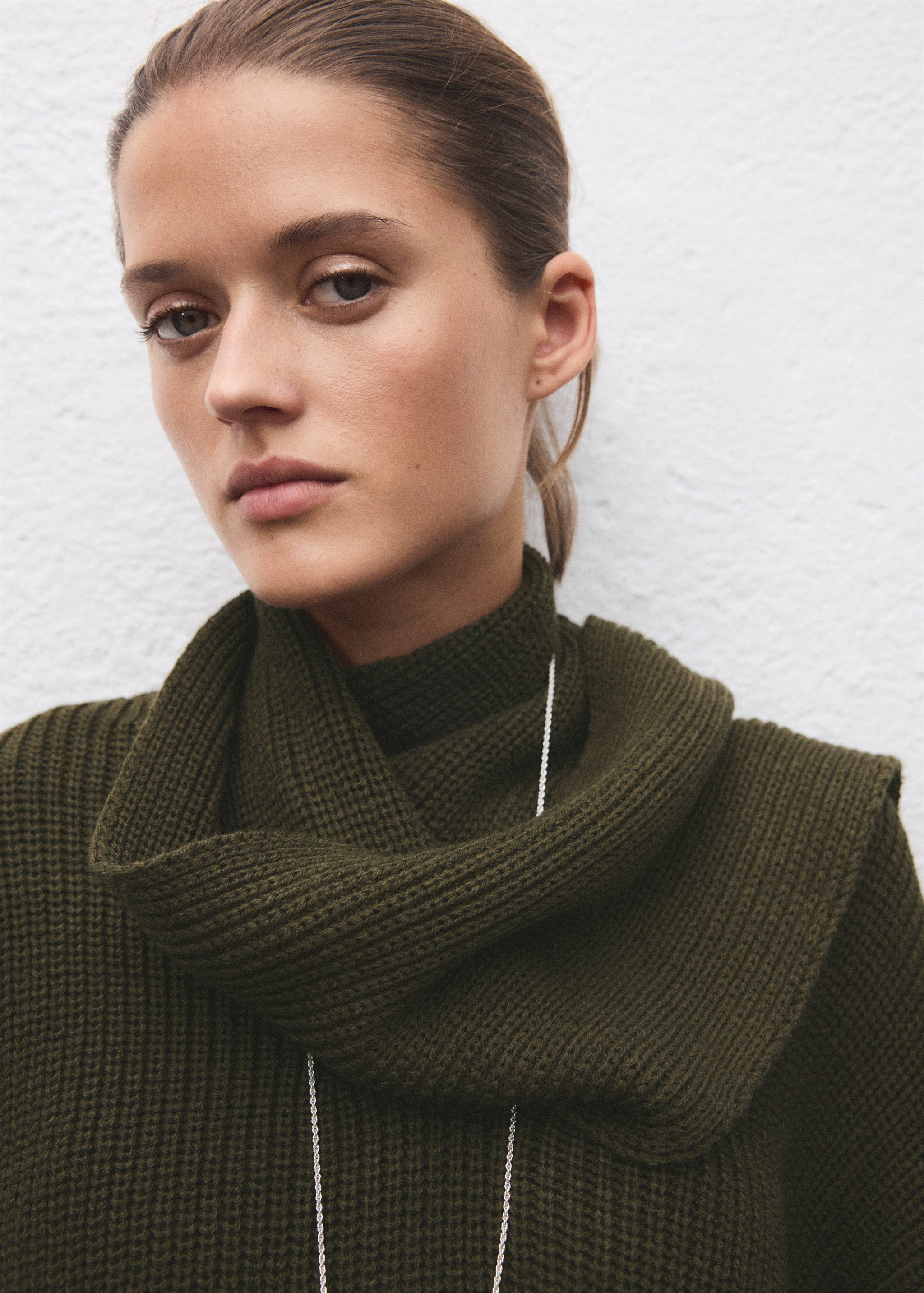 Knitted sweater with scarf - Details of the article 1