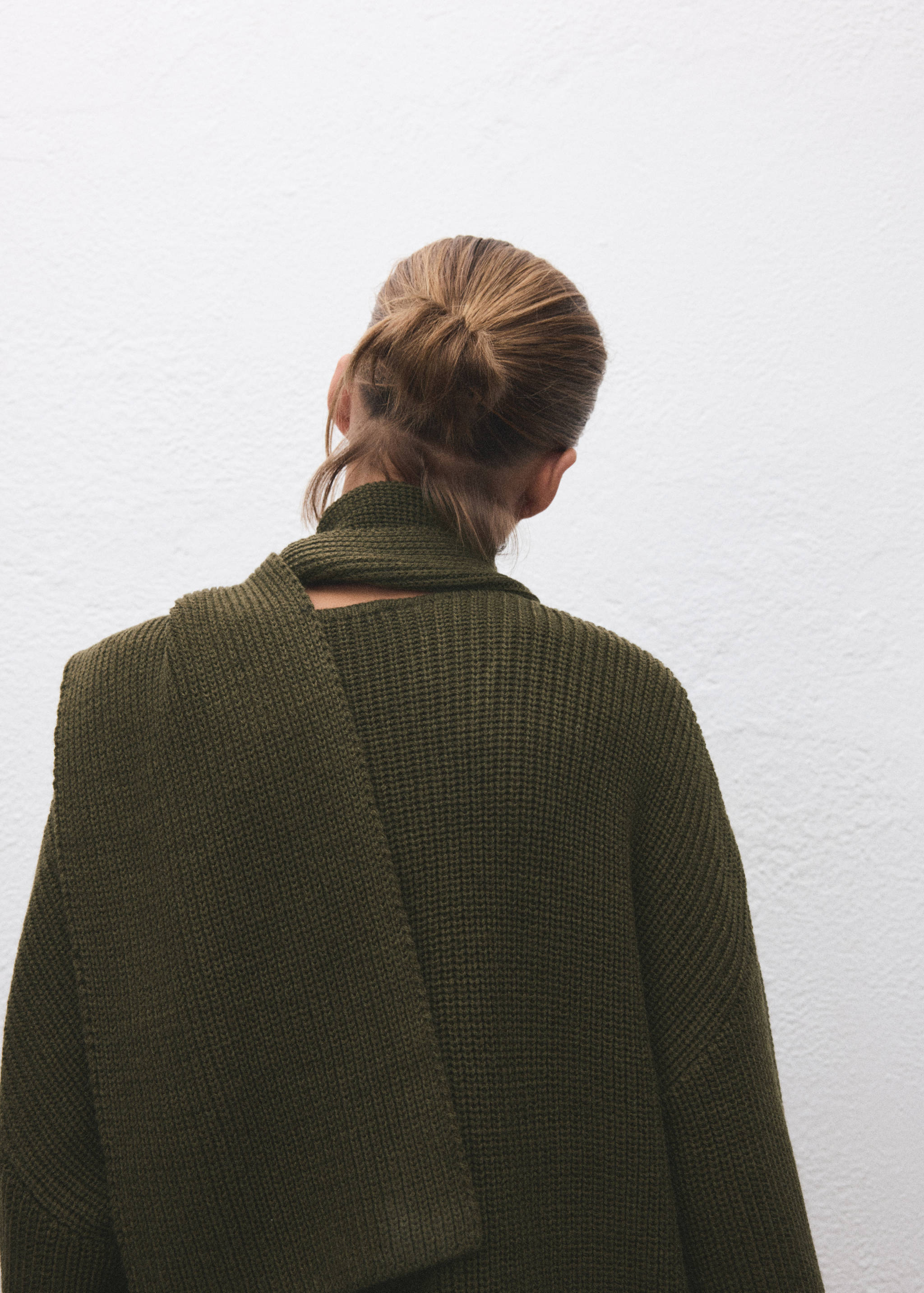 Knitted sweater with scarf - Details of the article 6