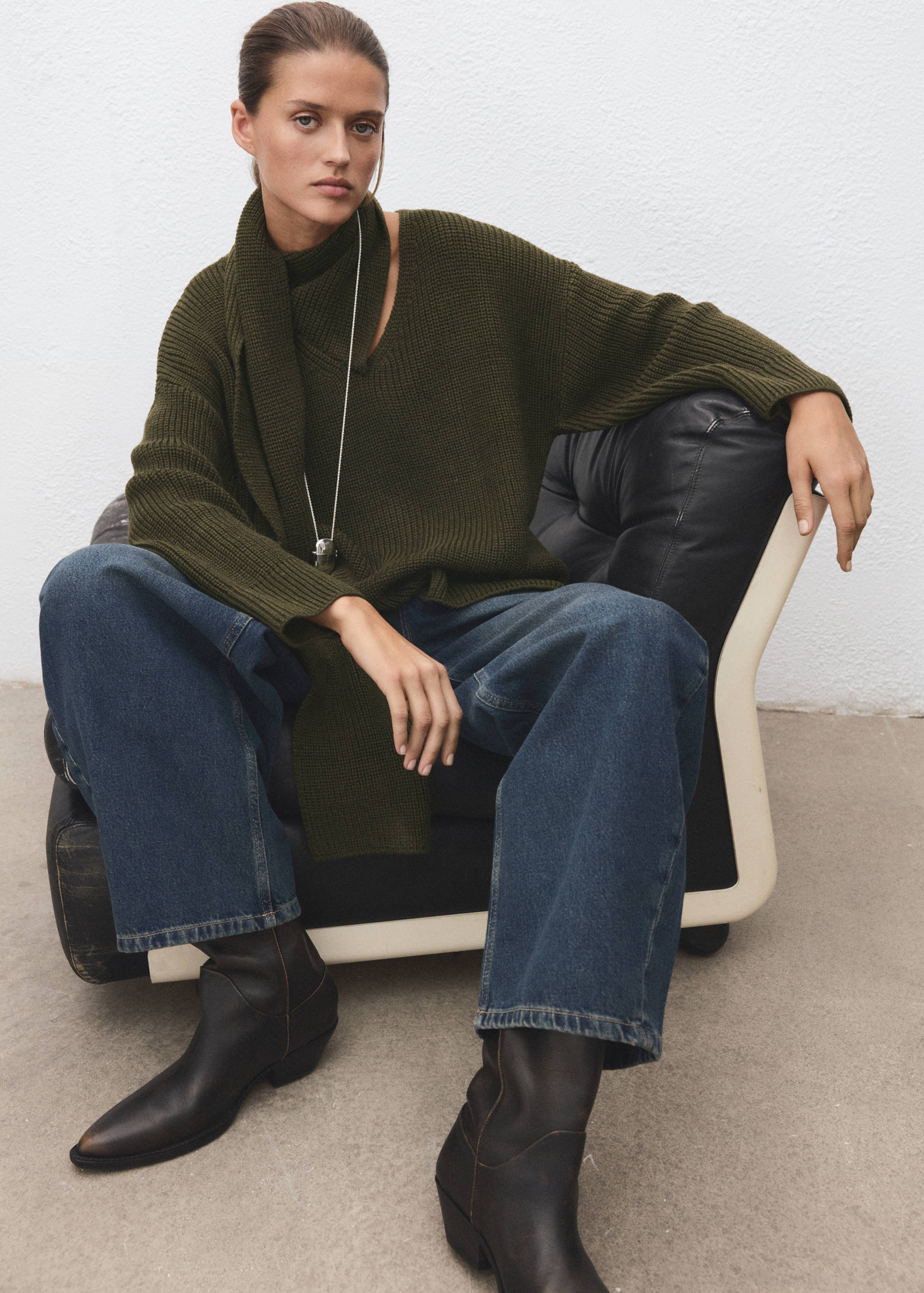 Knitted sweater with scarf - Details of the article 2