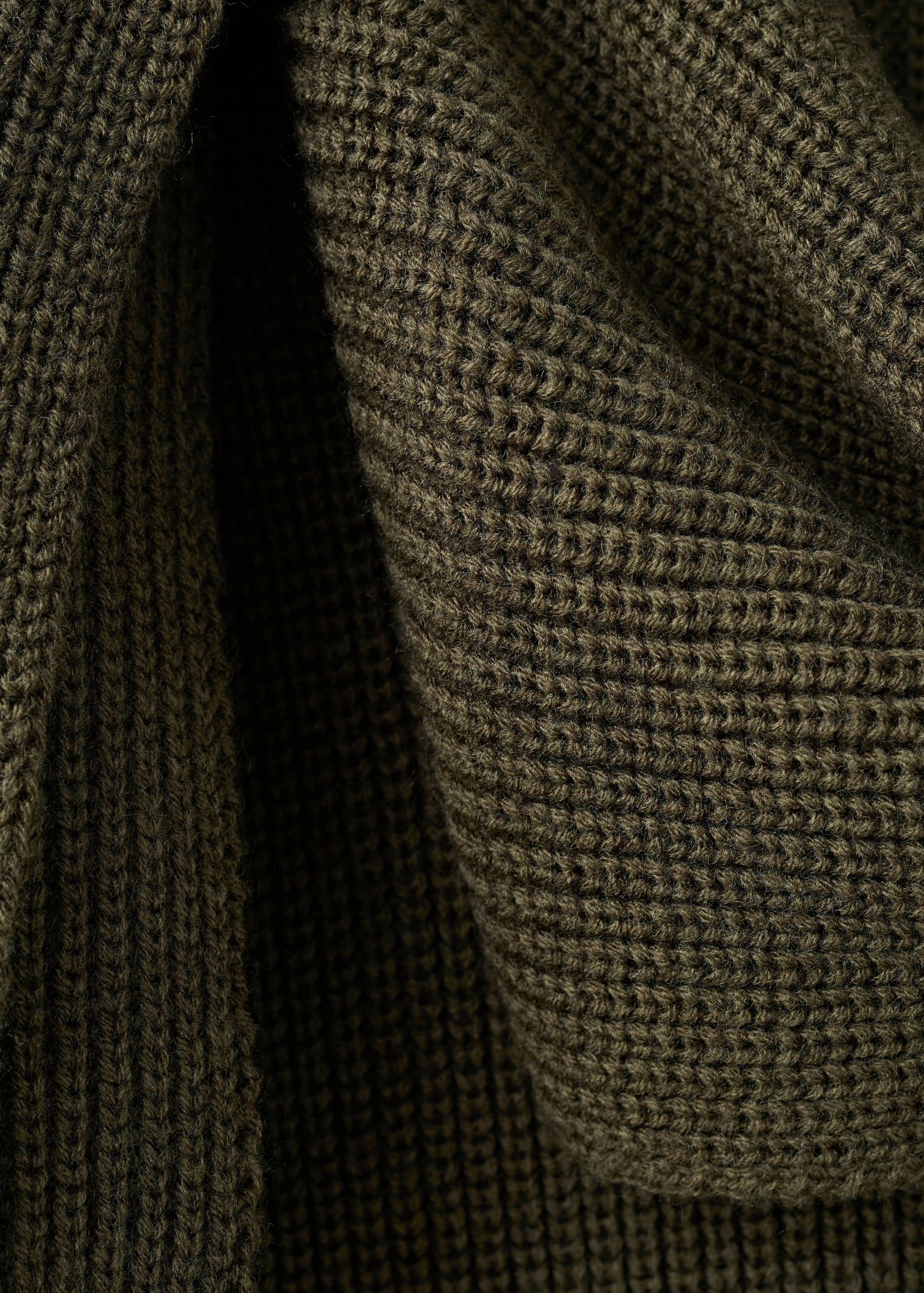 Knitted sweater with scarf - Details of the article 8