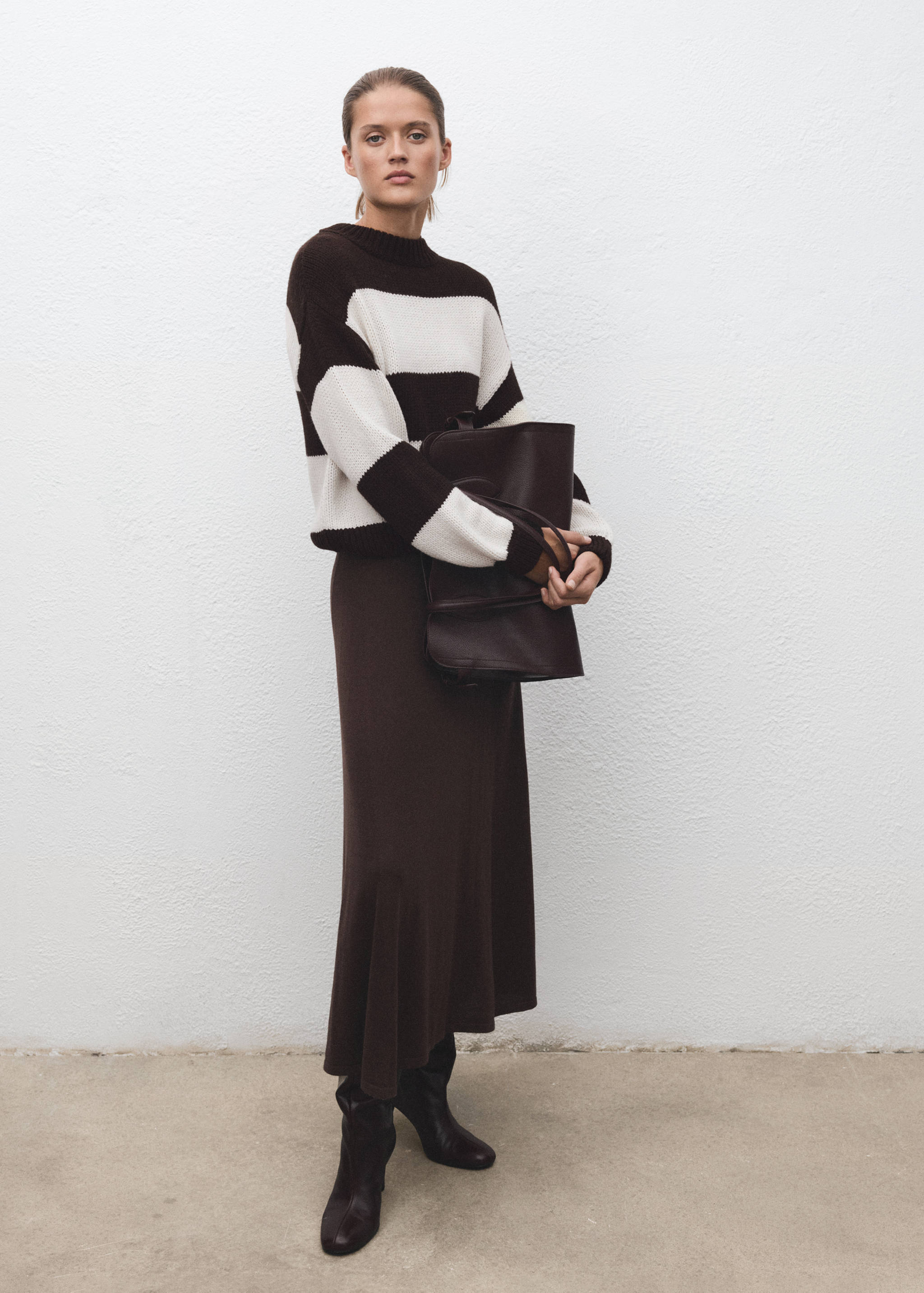 Sweter dzianinowy w paski - Plan ogólny