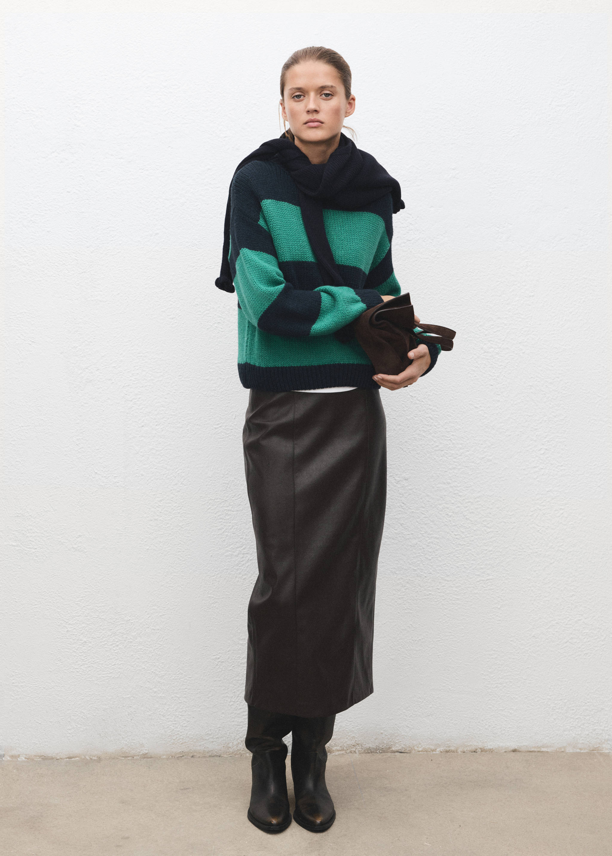 Camisola de malha às riscas - Plano geral