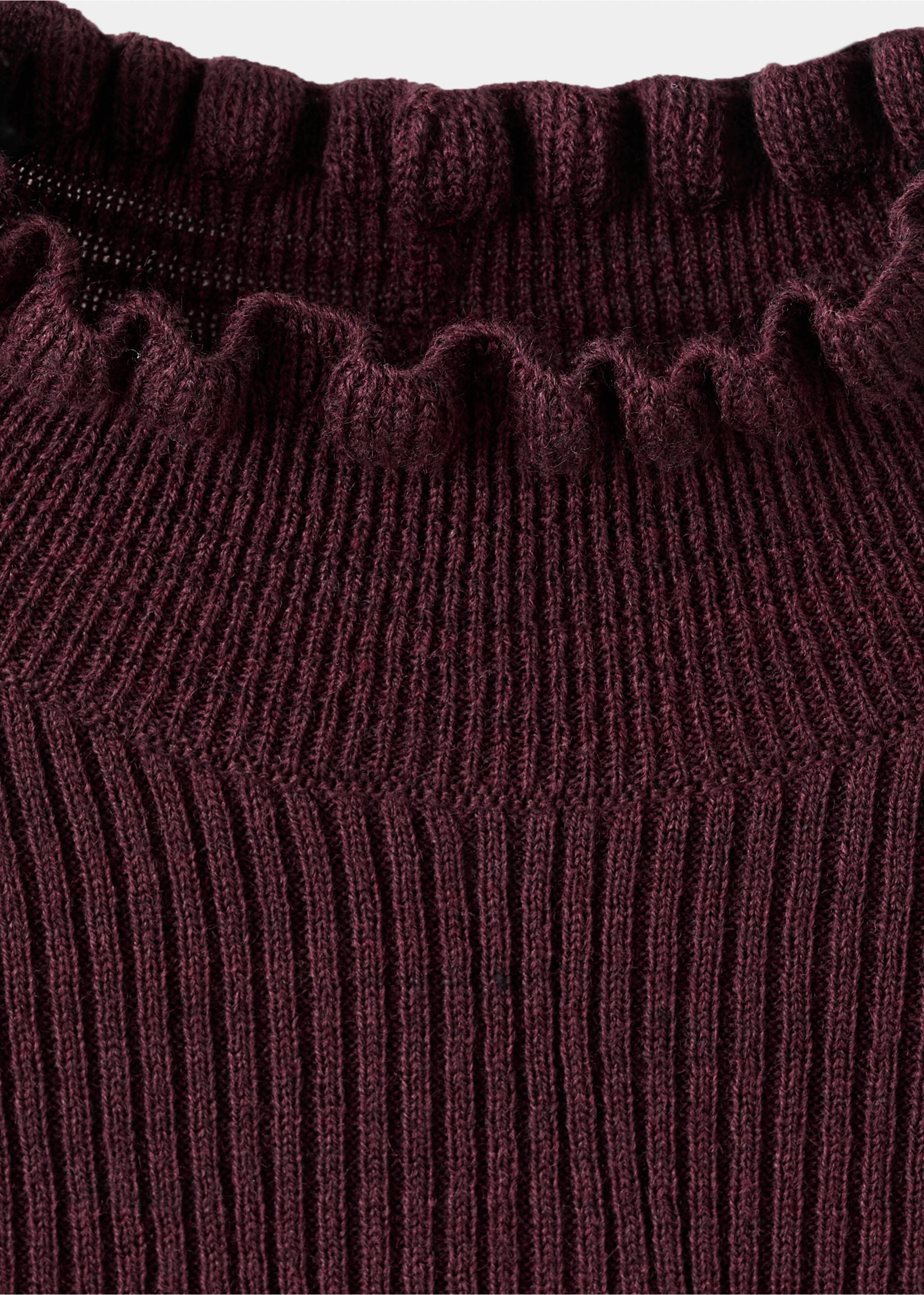 Ribbed sweater with scalloped finishes - Details of the article 8, Wine. Ref: 17009141-00.