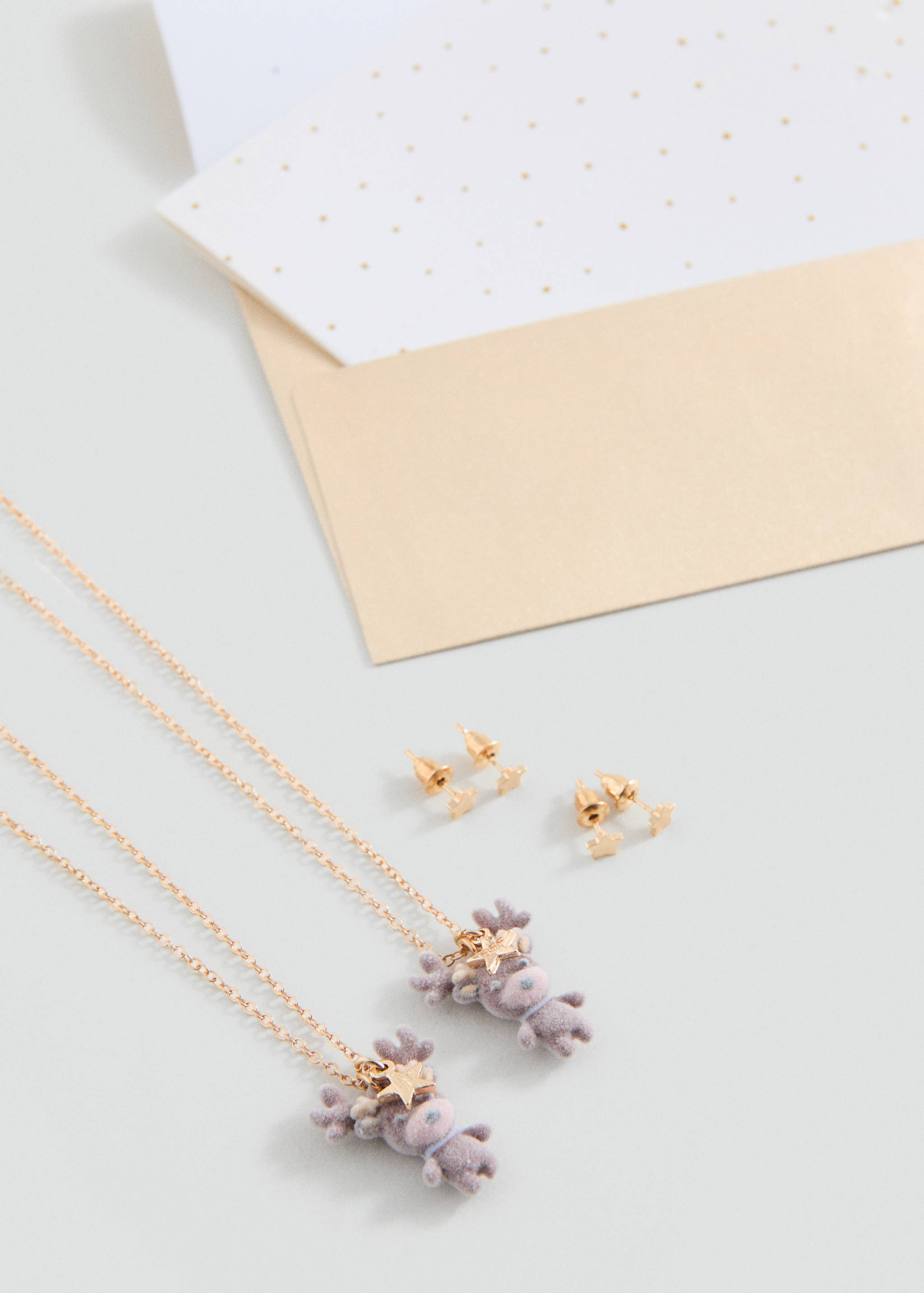 Lot collier boucles d’oreilles - Plan moyen