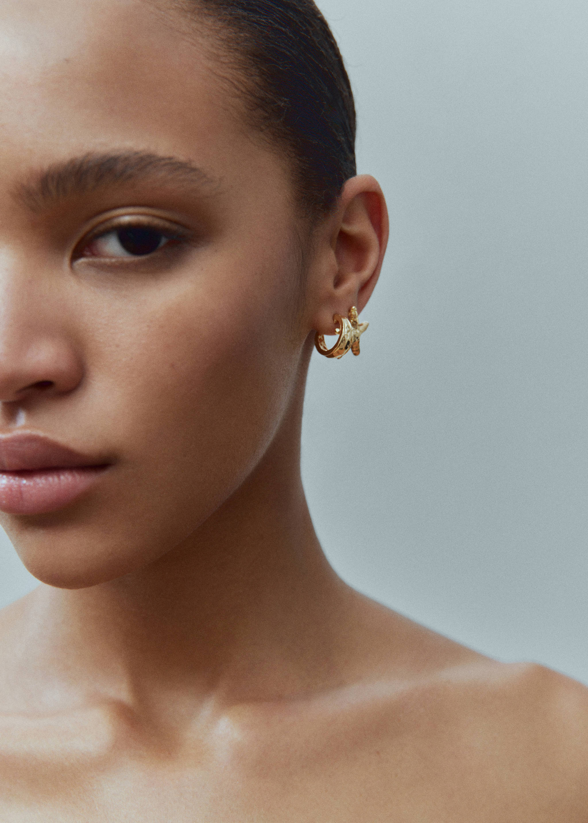 Conjunto de brincos com textura combinada - Plano geral