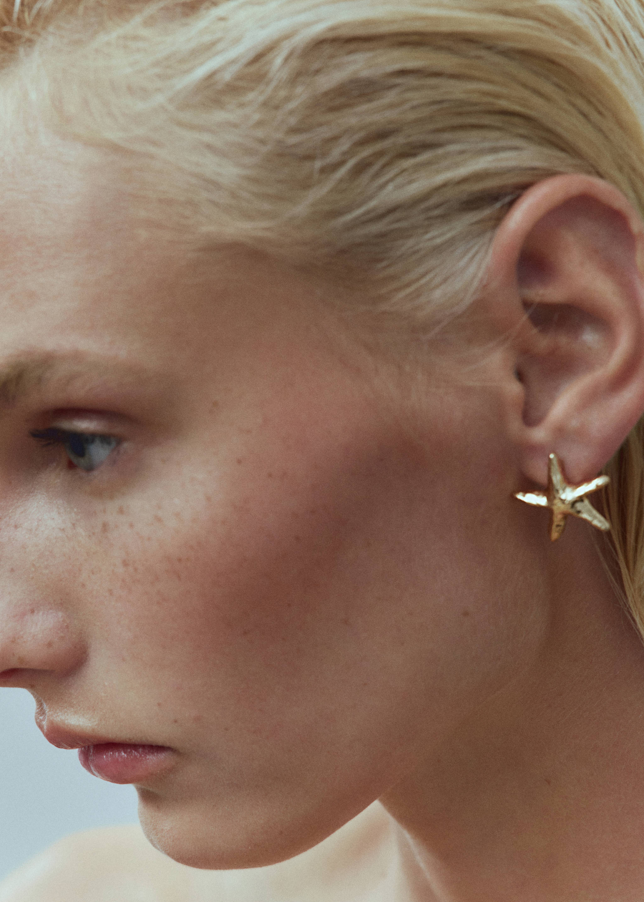 Conjunto de brincos com textura combinada - Plano geral