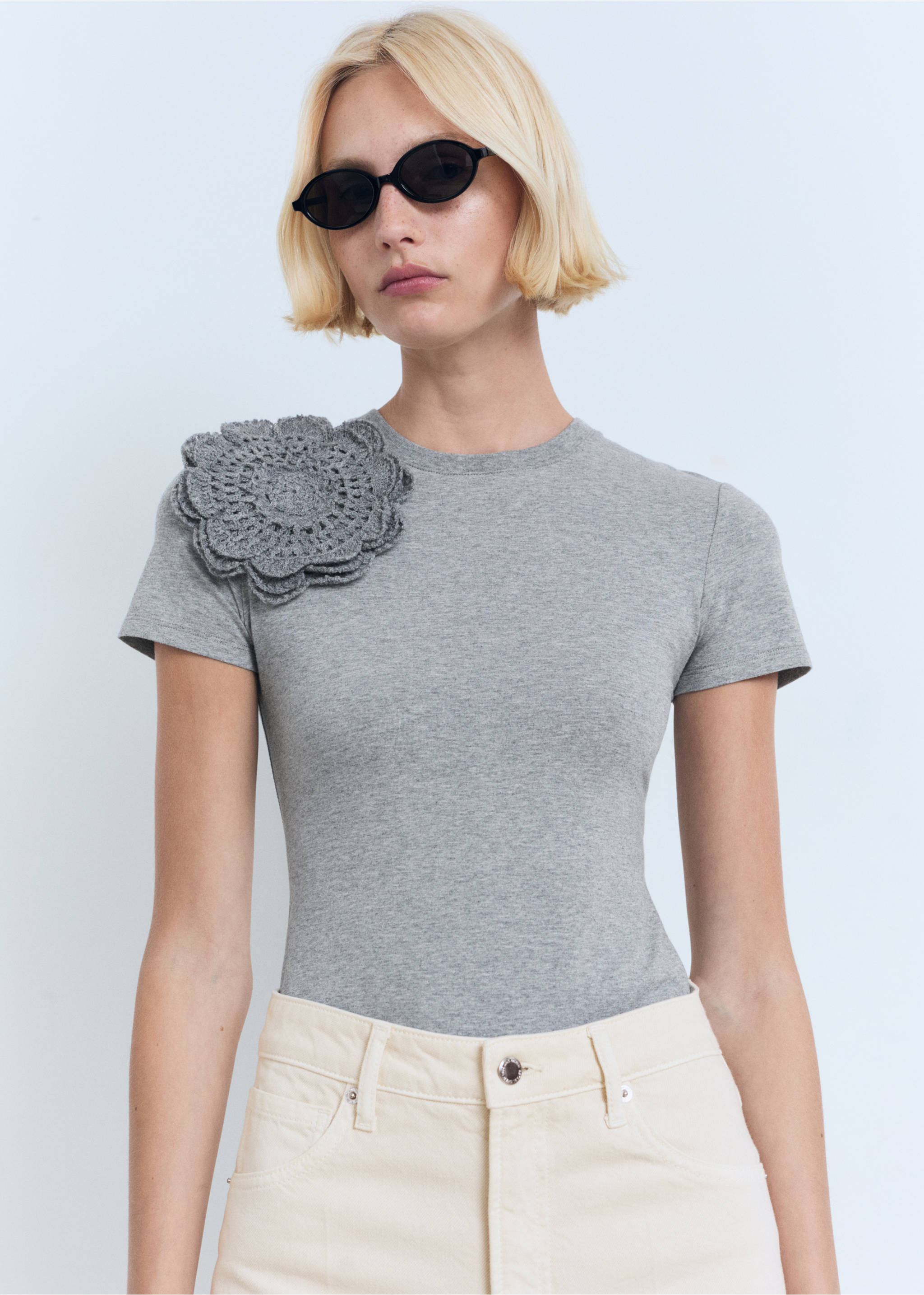 Camiseta algodón flor crochet - Plano medio, Gris medio vigoré. Ref: 17011152-00.