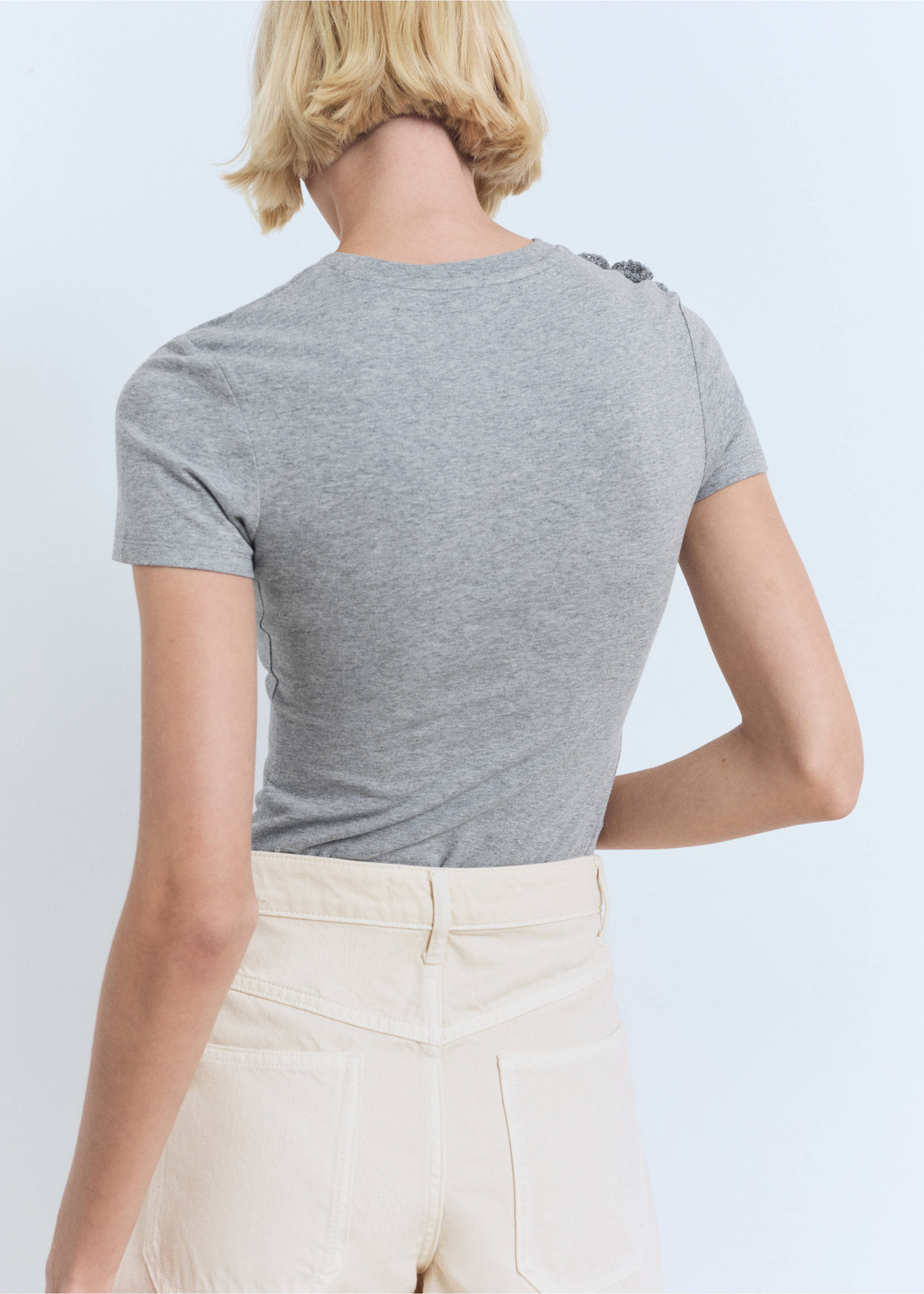 Camiseta algodón flor crochet - Reverso del artículo, Gris medio vigoré. Ref: 17011152-00.