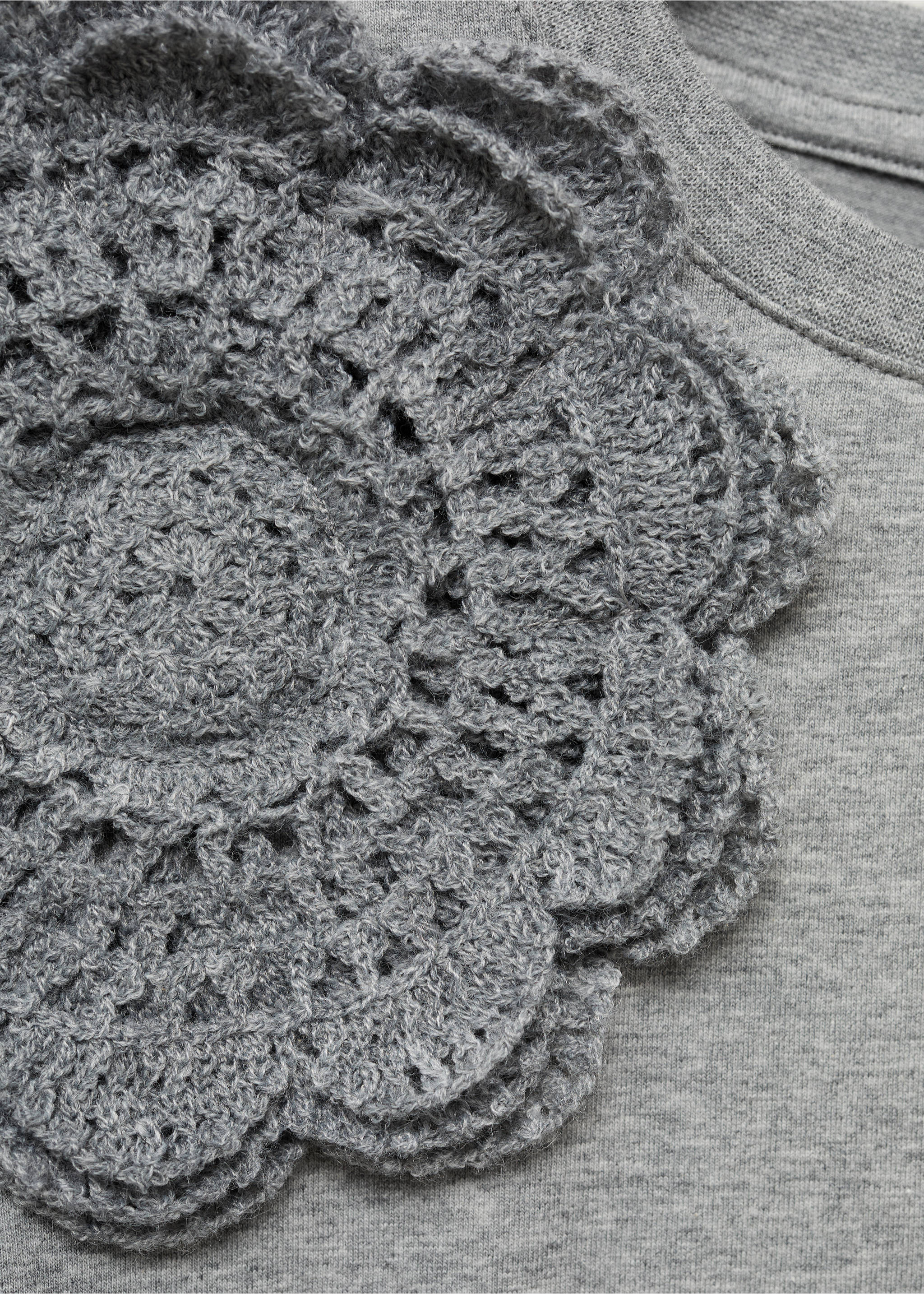 Camiseta algodón flor crochet - Detalle del artículo 8, Gris medio vigoré. Ref: 17011152-00.