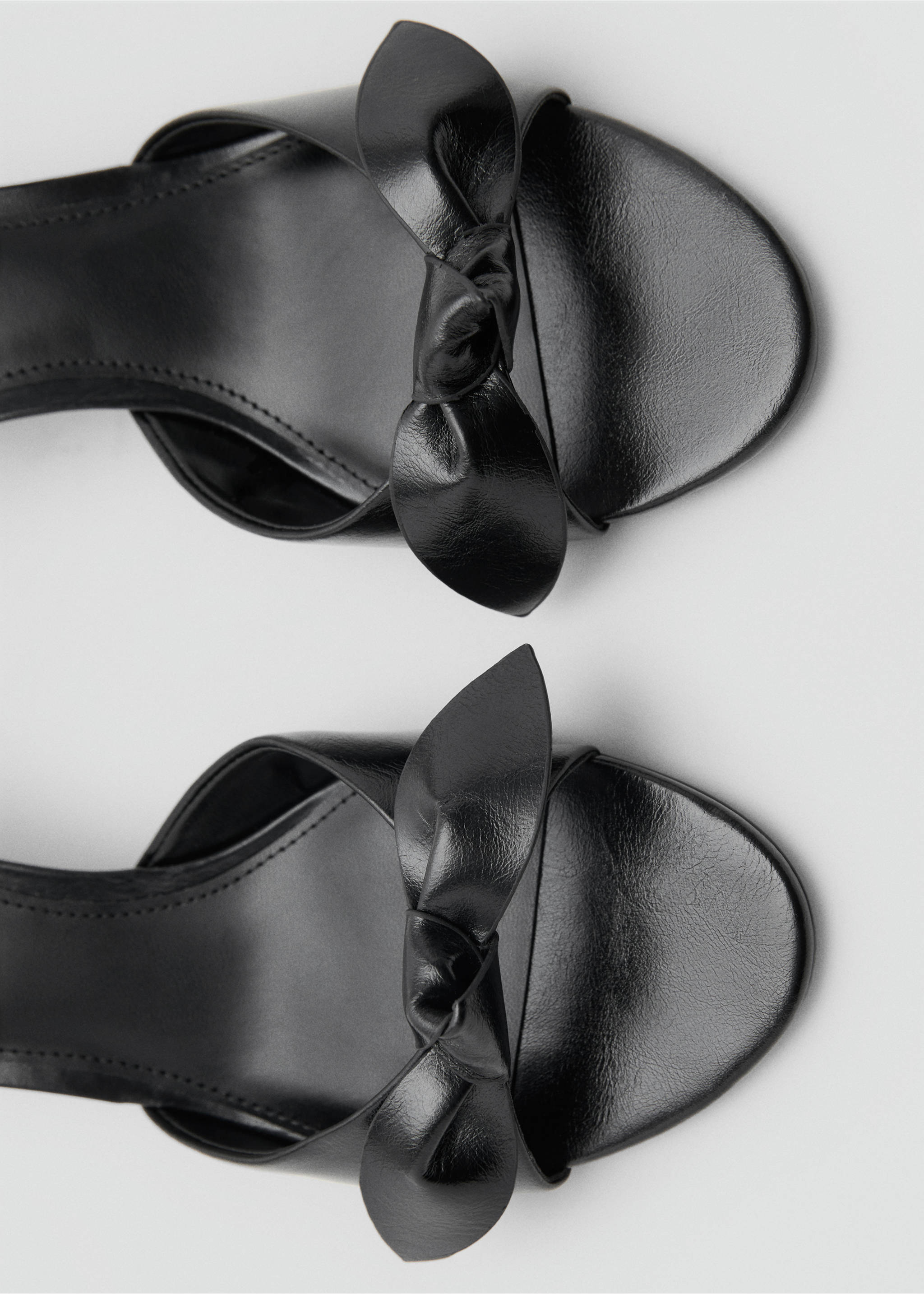 Bow heel sandals - Details of the article 1, Black. Ref: 17011159-00.