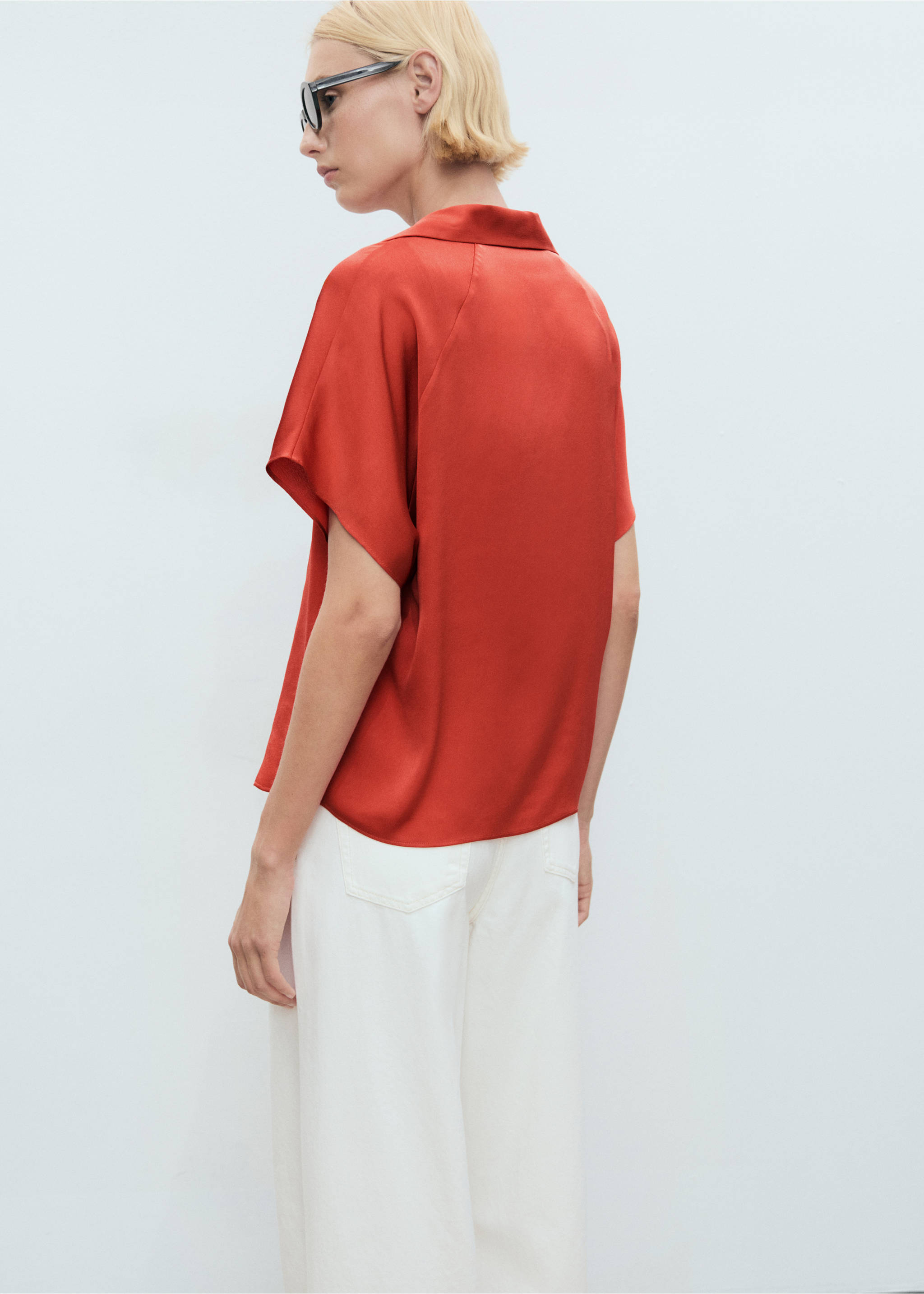 Chemise fluide manches courtes - Verso de l’article, Rouge. Ref: 17011160-00.