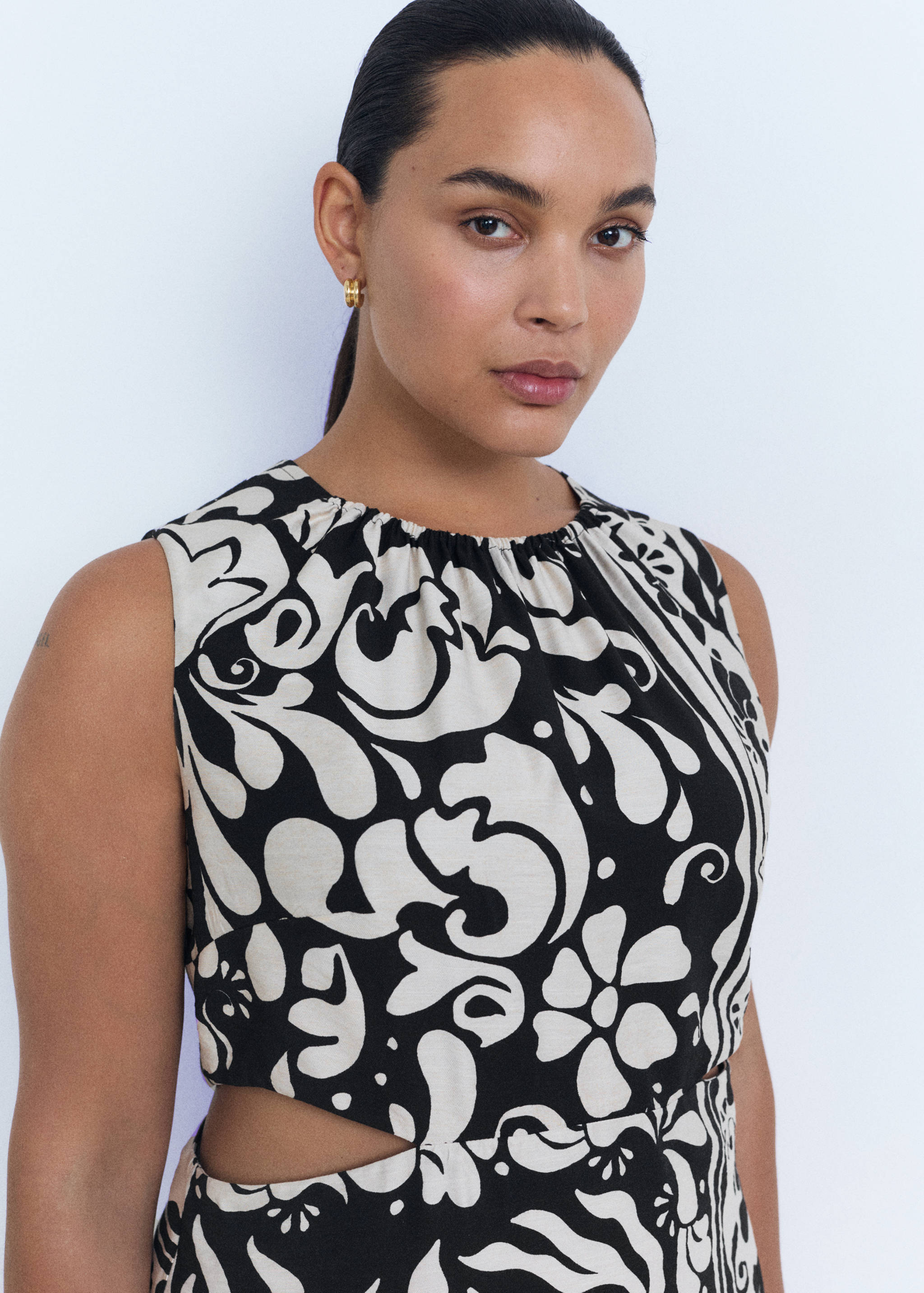 Midi-dress with cut-out - Details of the article 4