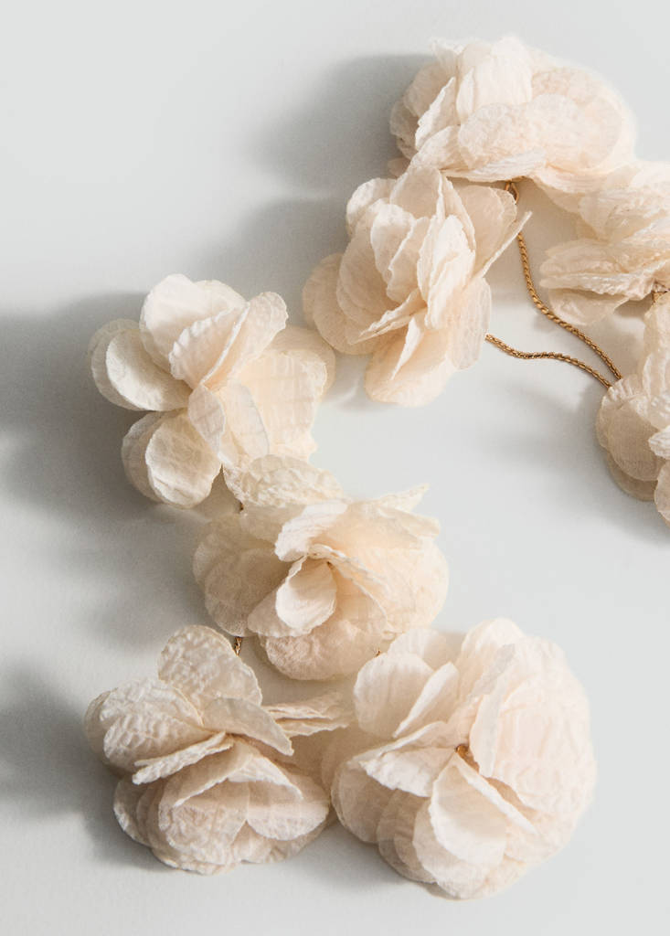 Woven flower earrings — Beige