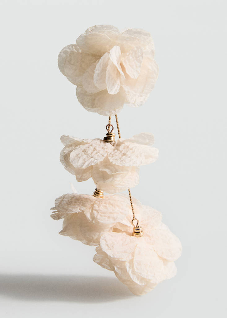 Woven flower earrings — Beige