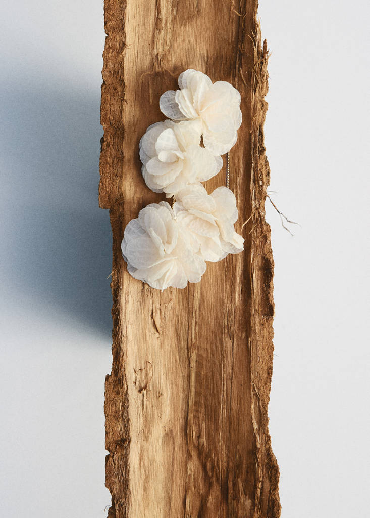 Woven flower earrings — Beige