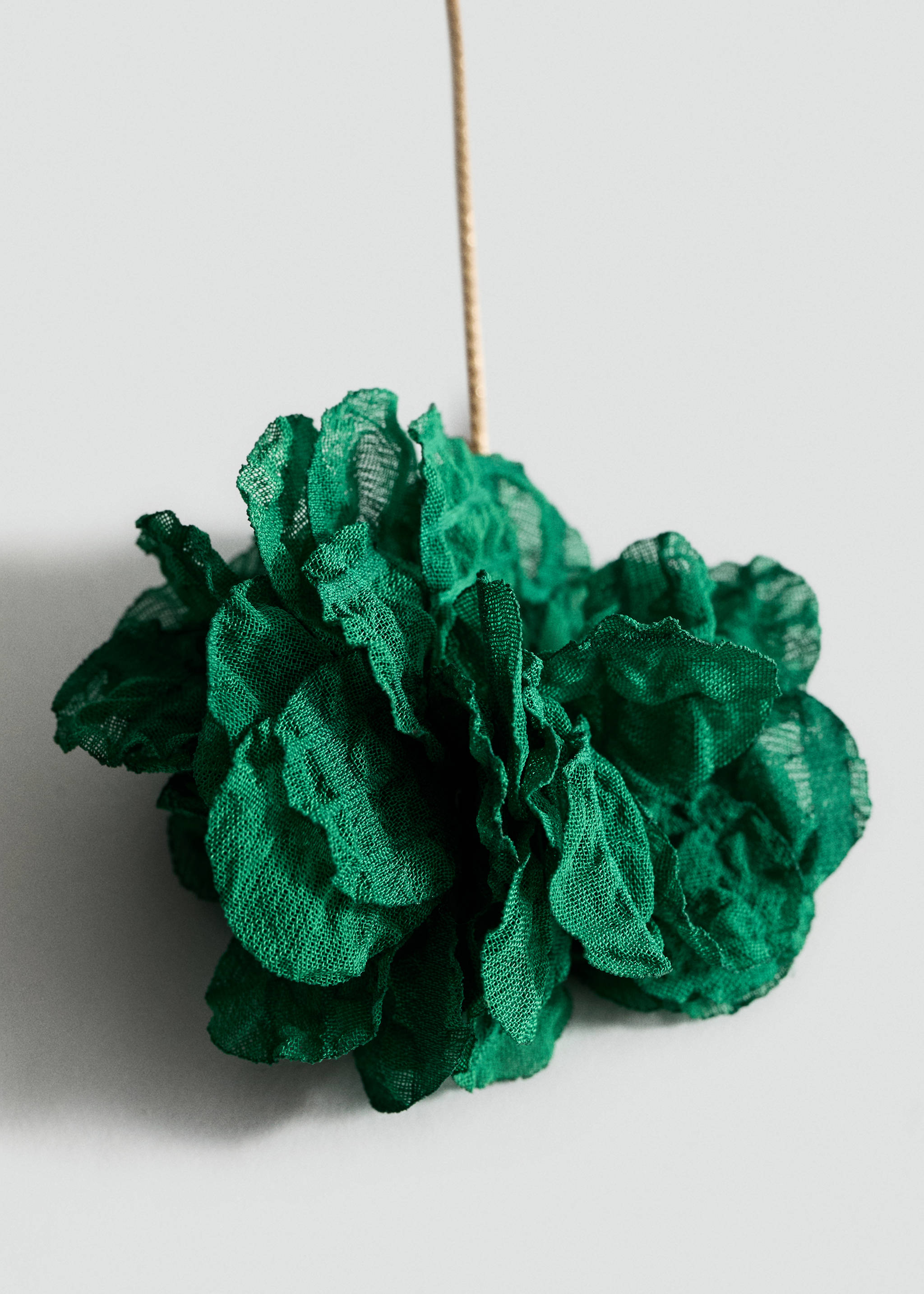 Серьги с подвеской в виде цветка из текстиля - Средний план