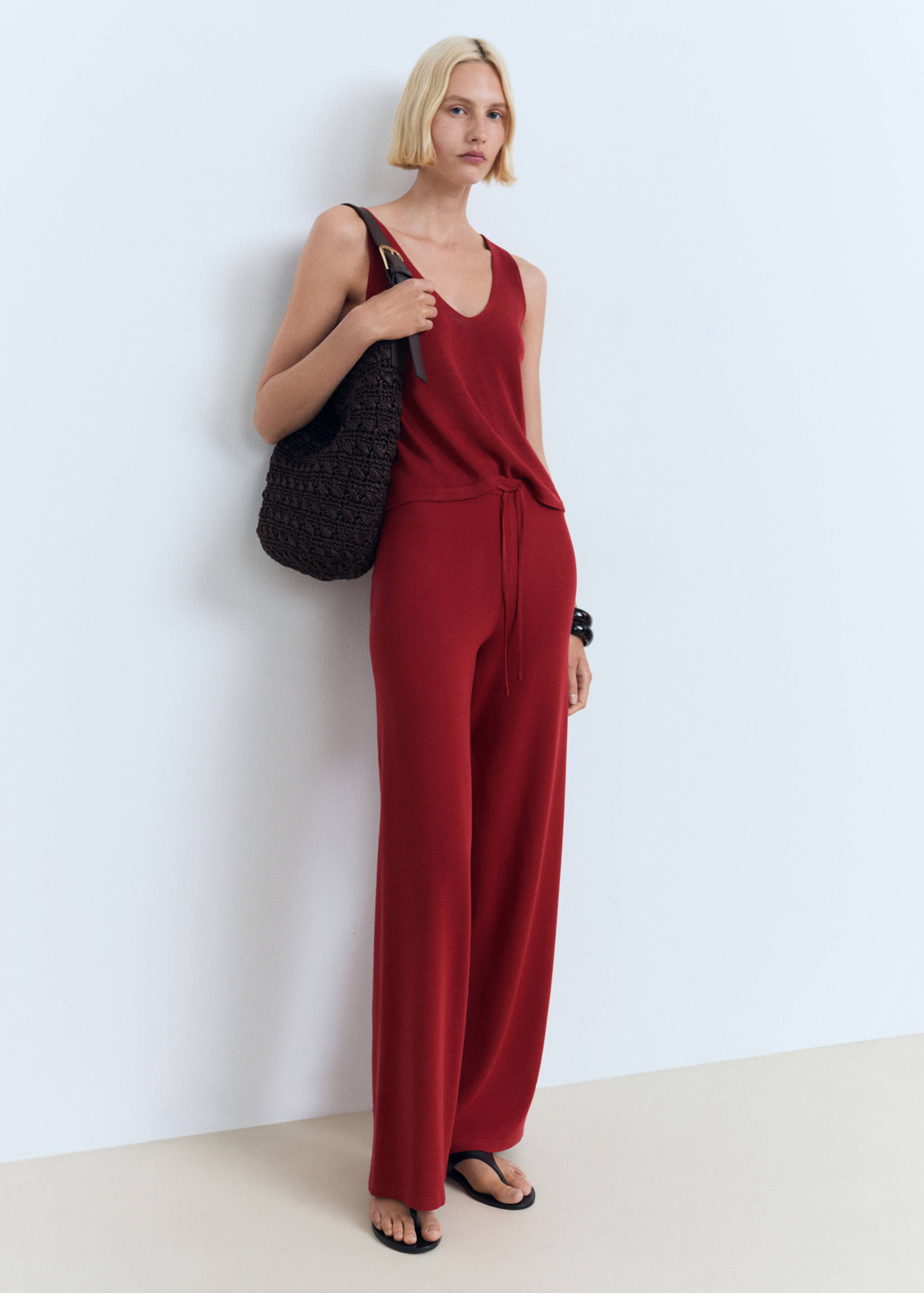 Top de malha com gola em V - Plano geral