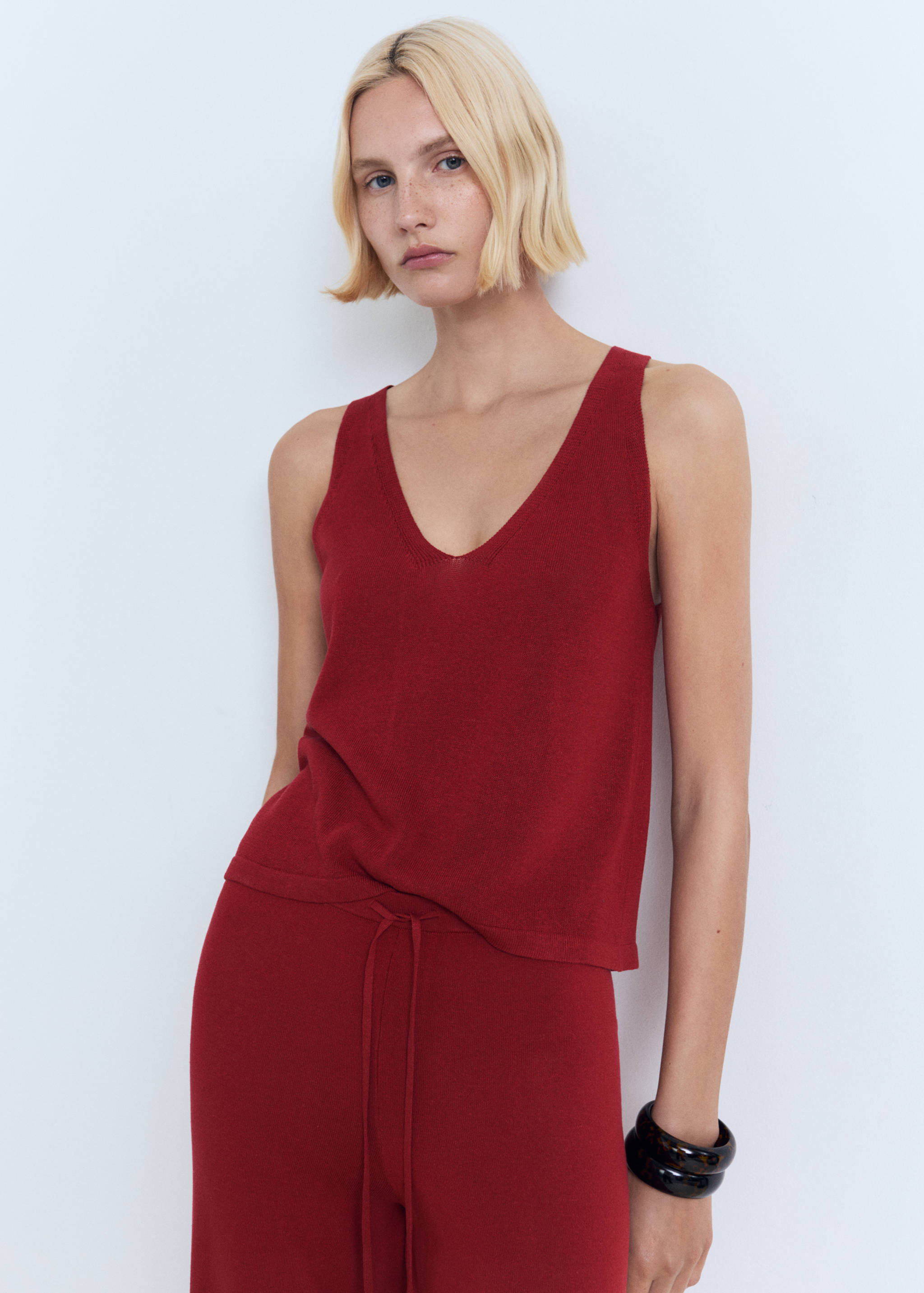 Top de malha com gola em V - Plano médio