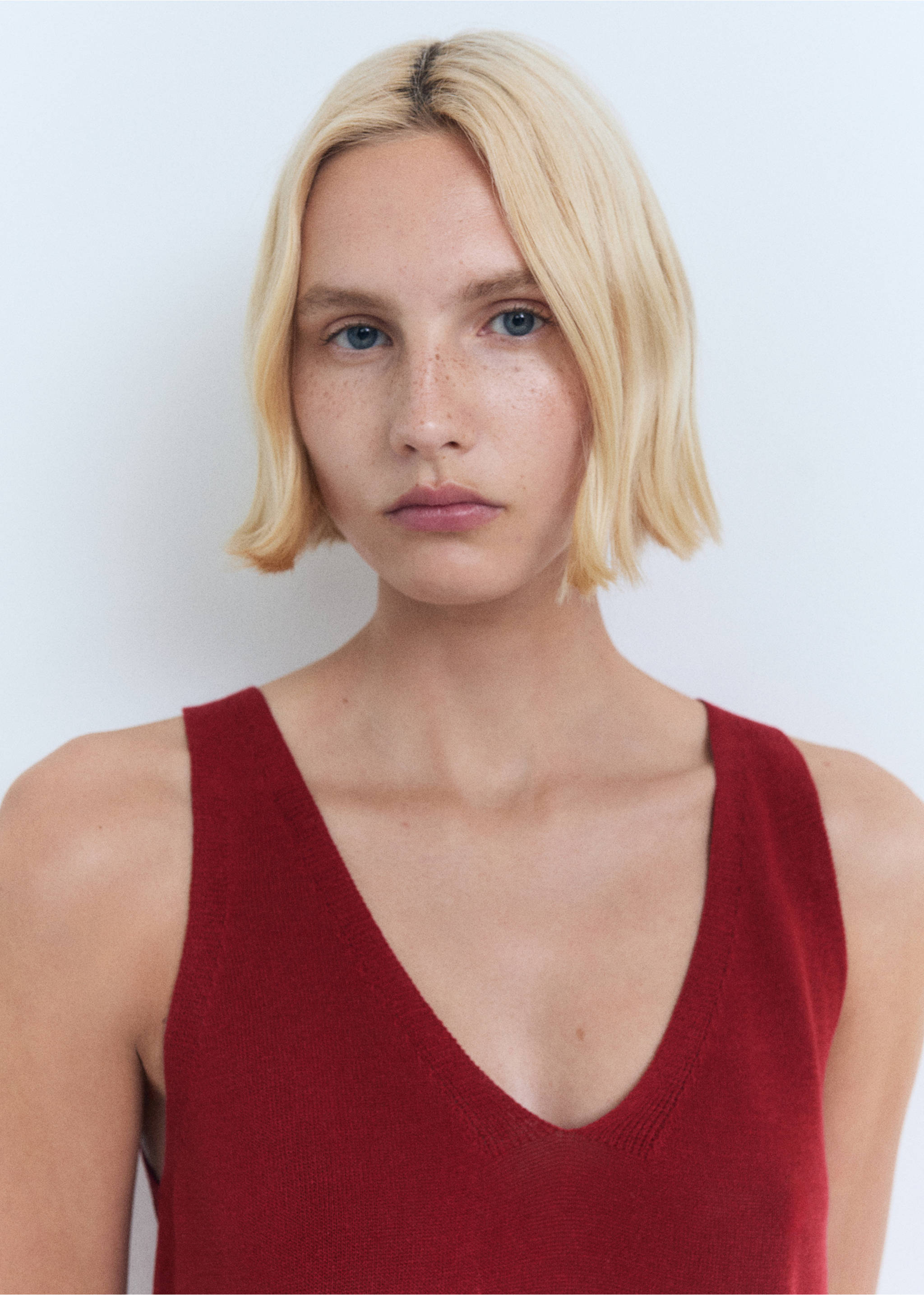 V-neck knit top - Details of the article 3, Red. Ref: 17011220-00.
