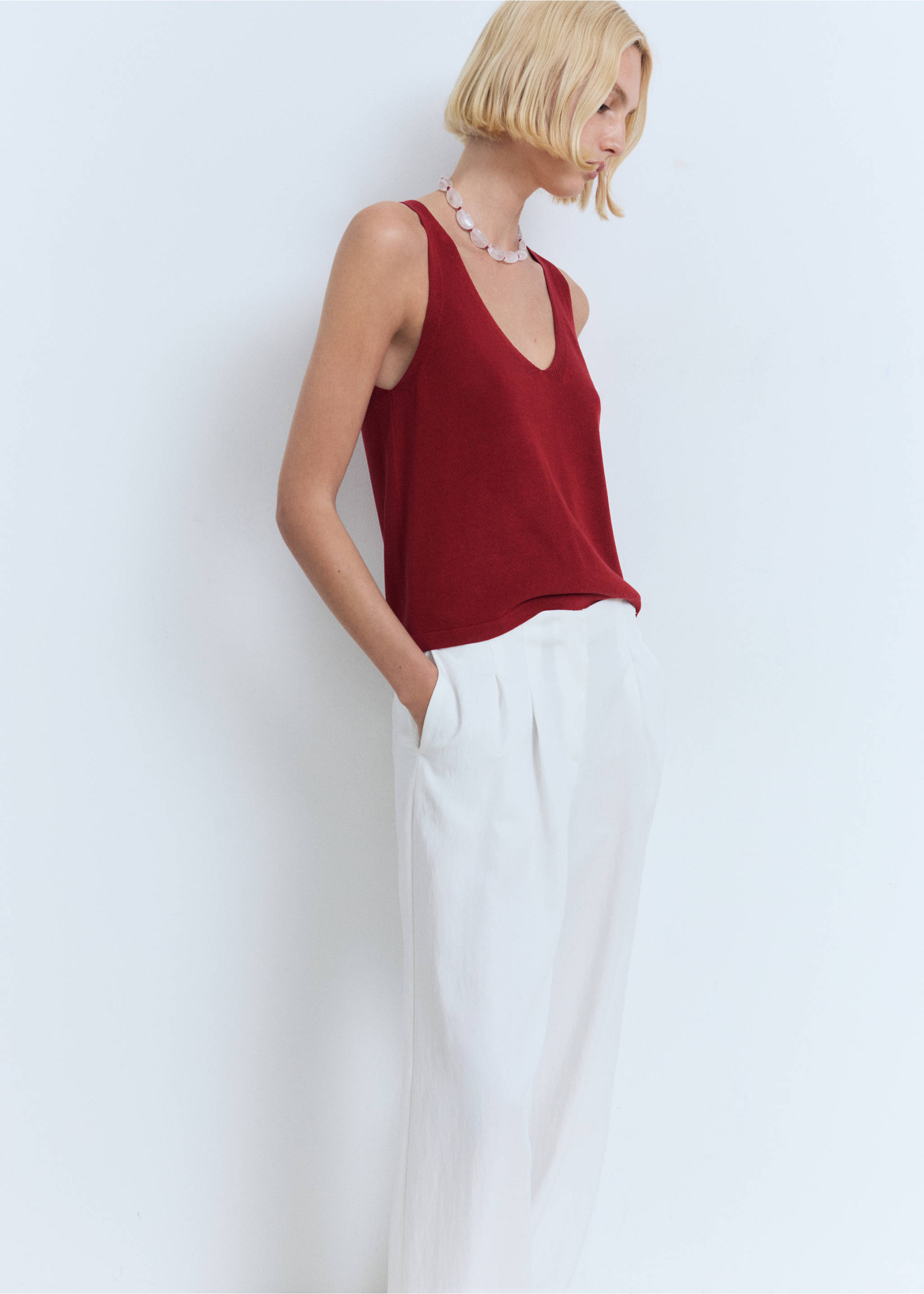 V-neck knit top - Details of the article 2, Red. Ref: 17011220-00.