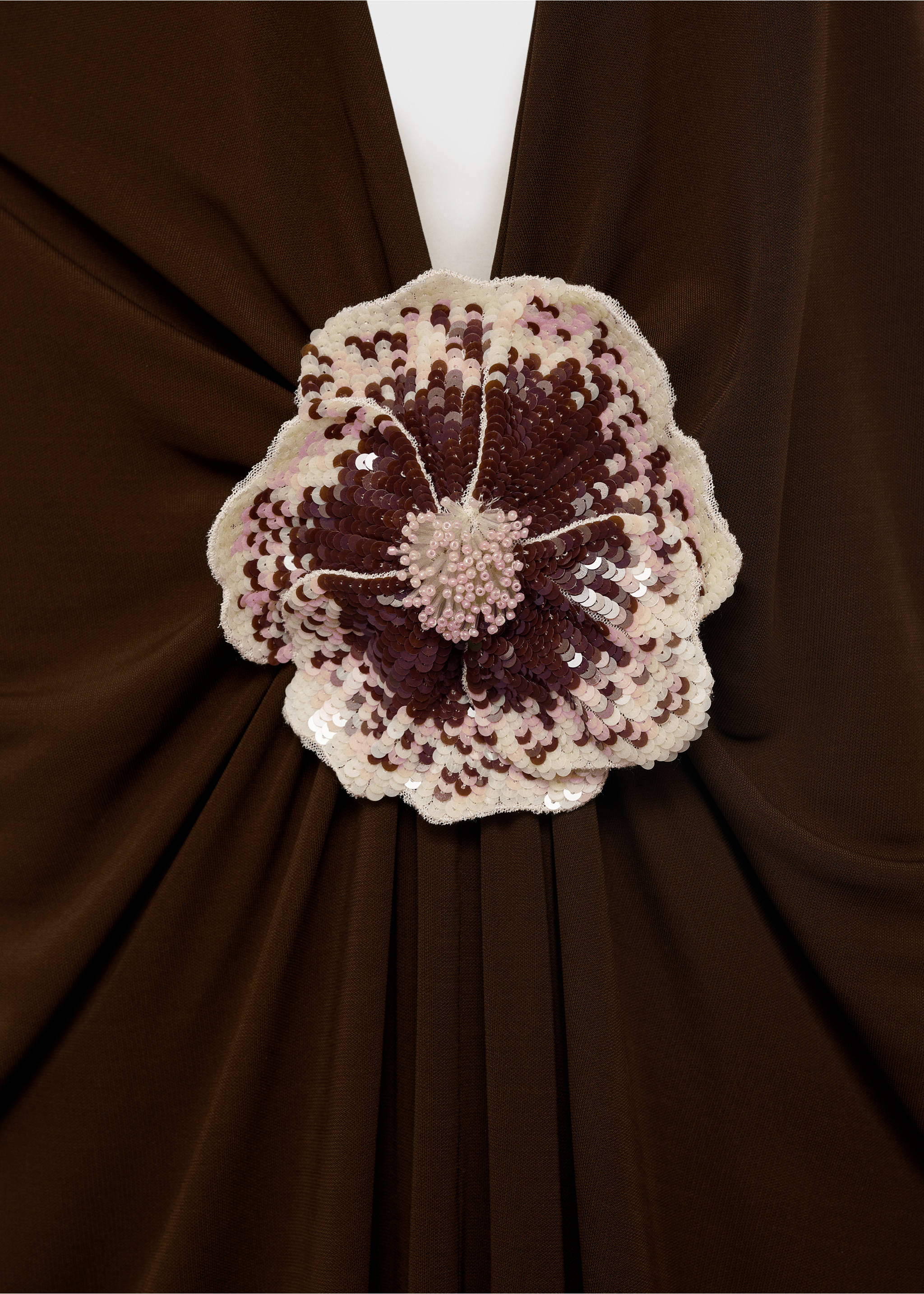 Robe emmanchures américaines détail fleur - Détail de l'article 8, Marron. Ref: 17011267-00.