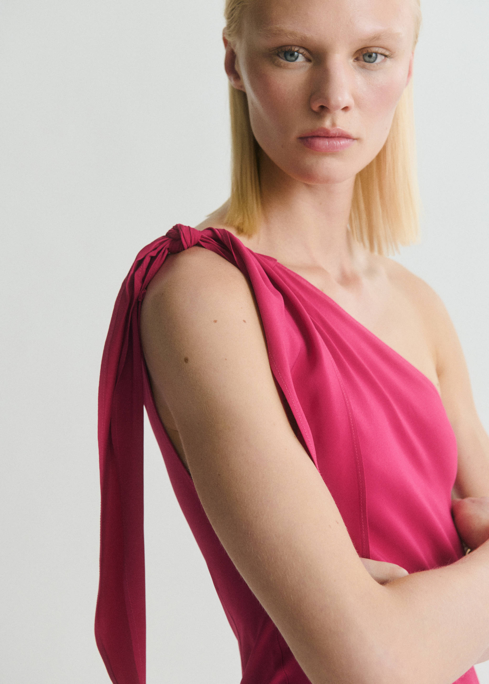 Asymmetrical dress with knot strap - Reverse of the article
