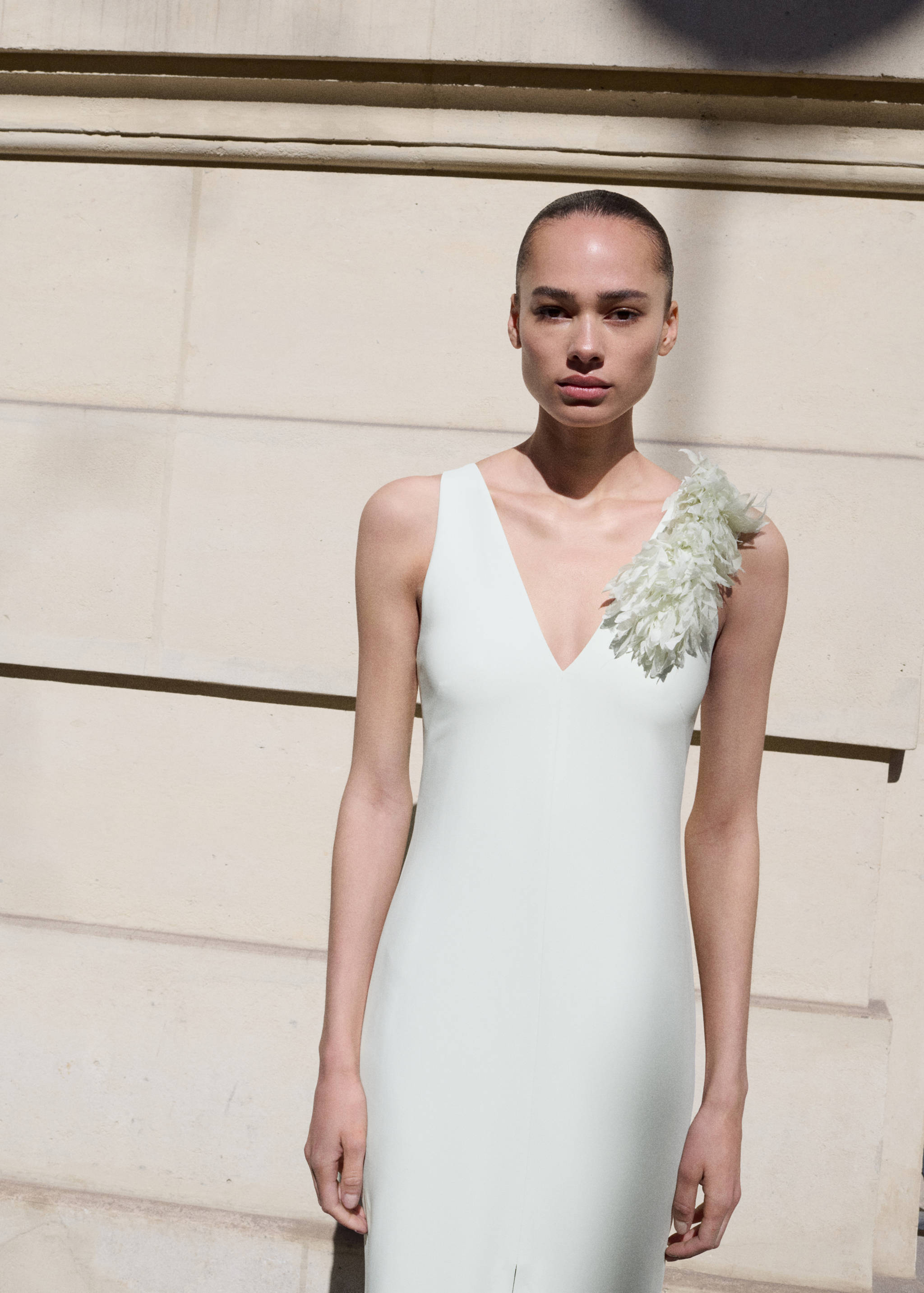 Robe à fleurs détail ouverture - Plan moyen