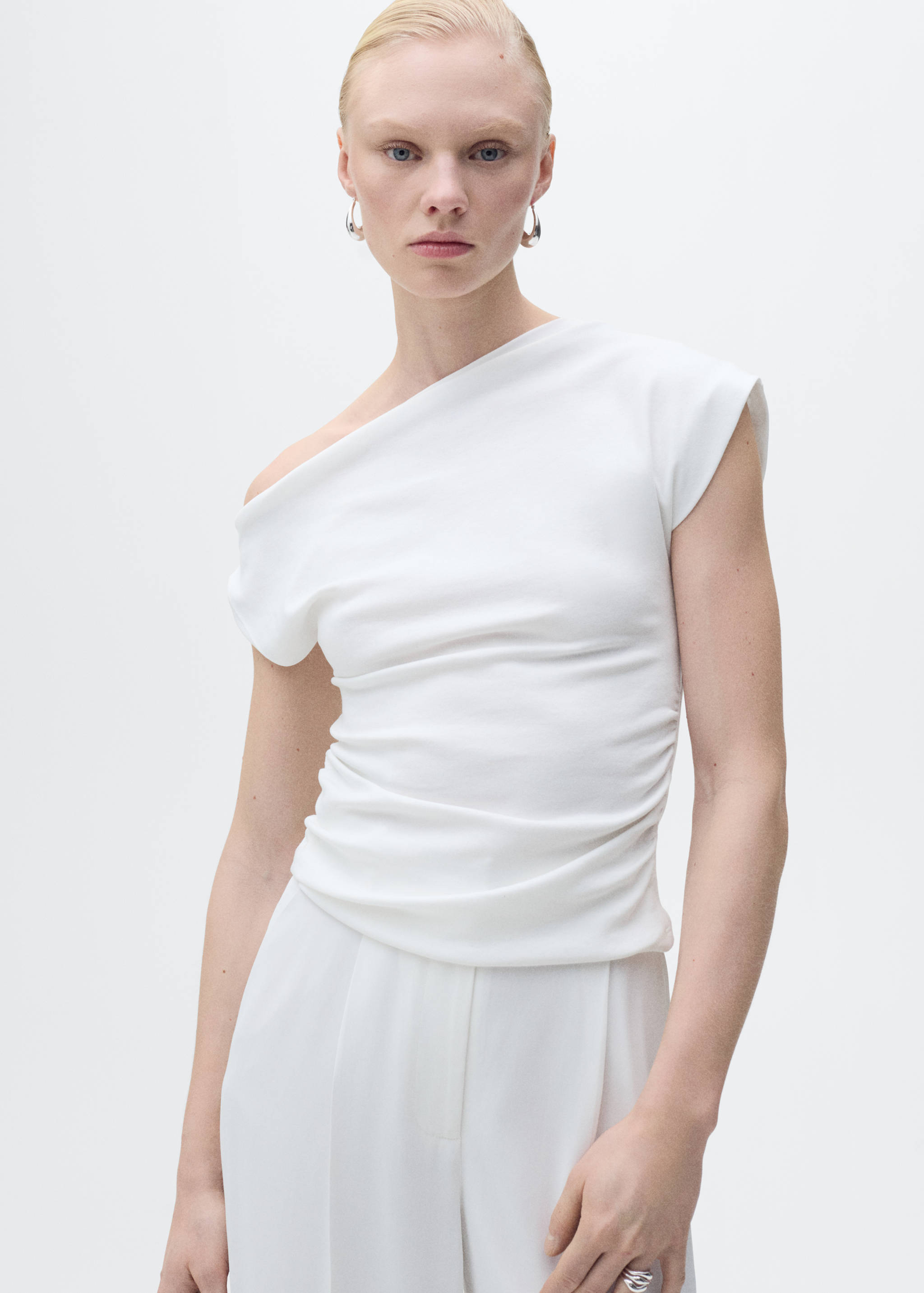 Bomullstopp med asymmetrisk urringning - Bild av mittparti