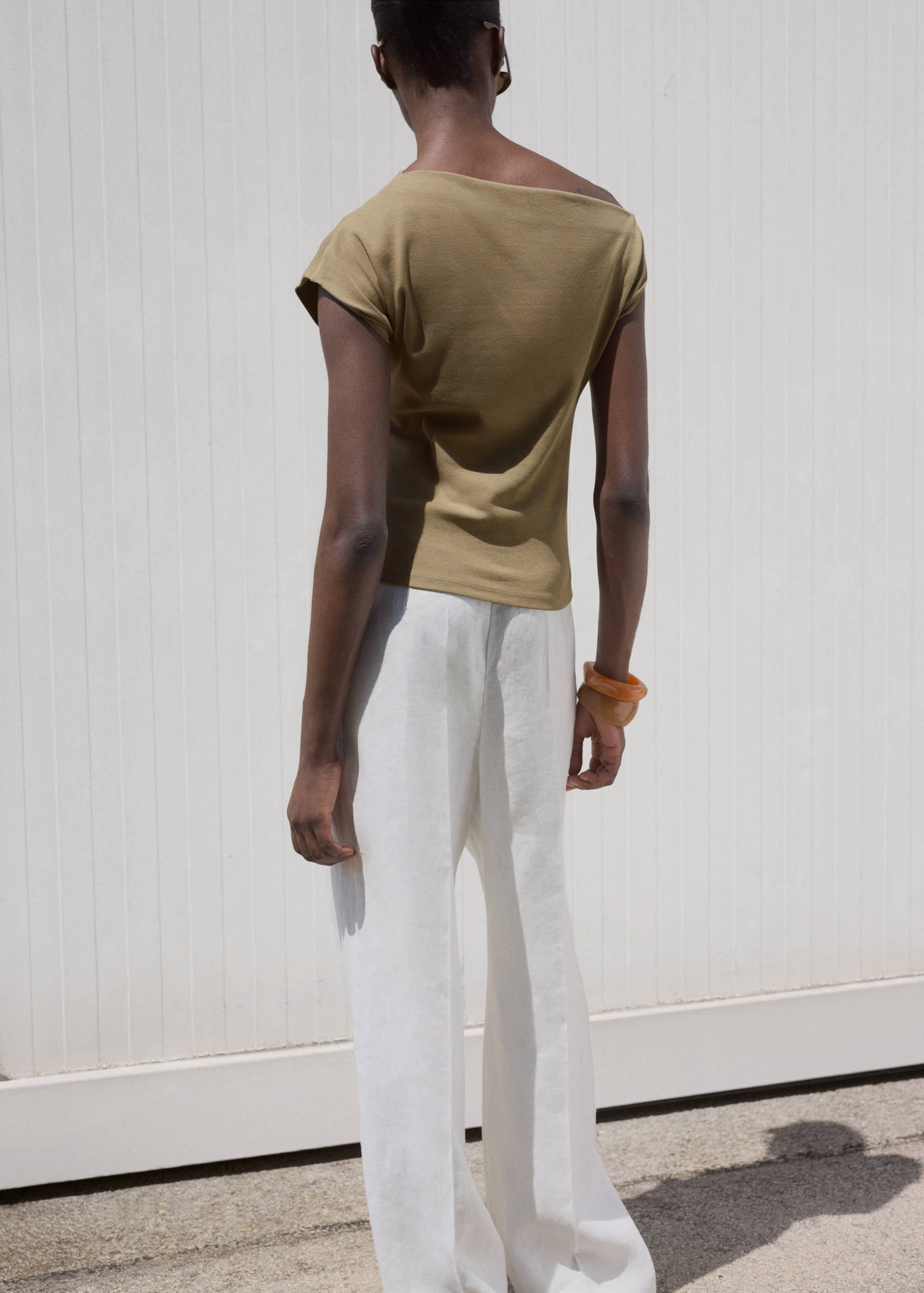 Bomullstopp med asymmetrisk urringning - Artikelns baksida