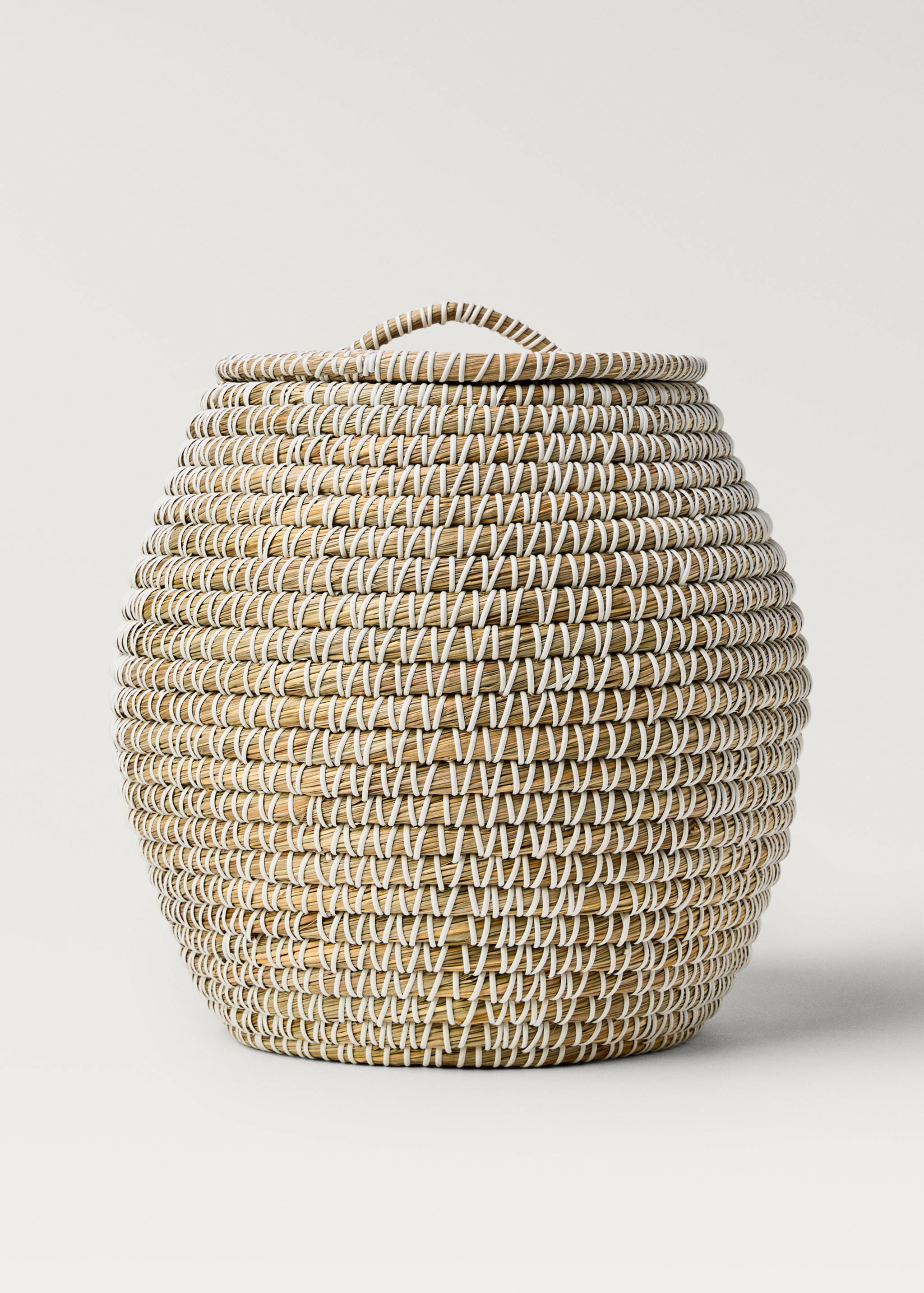 Medium natural fibre basket with oval design - Article without model