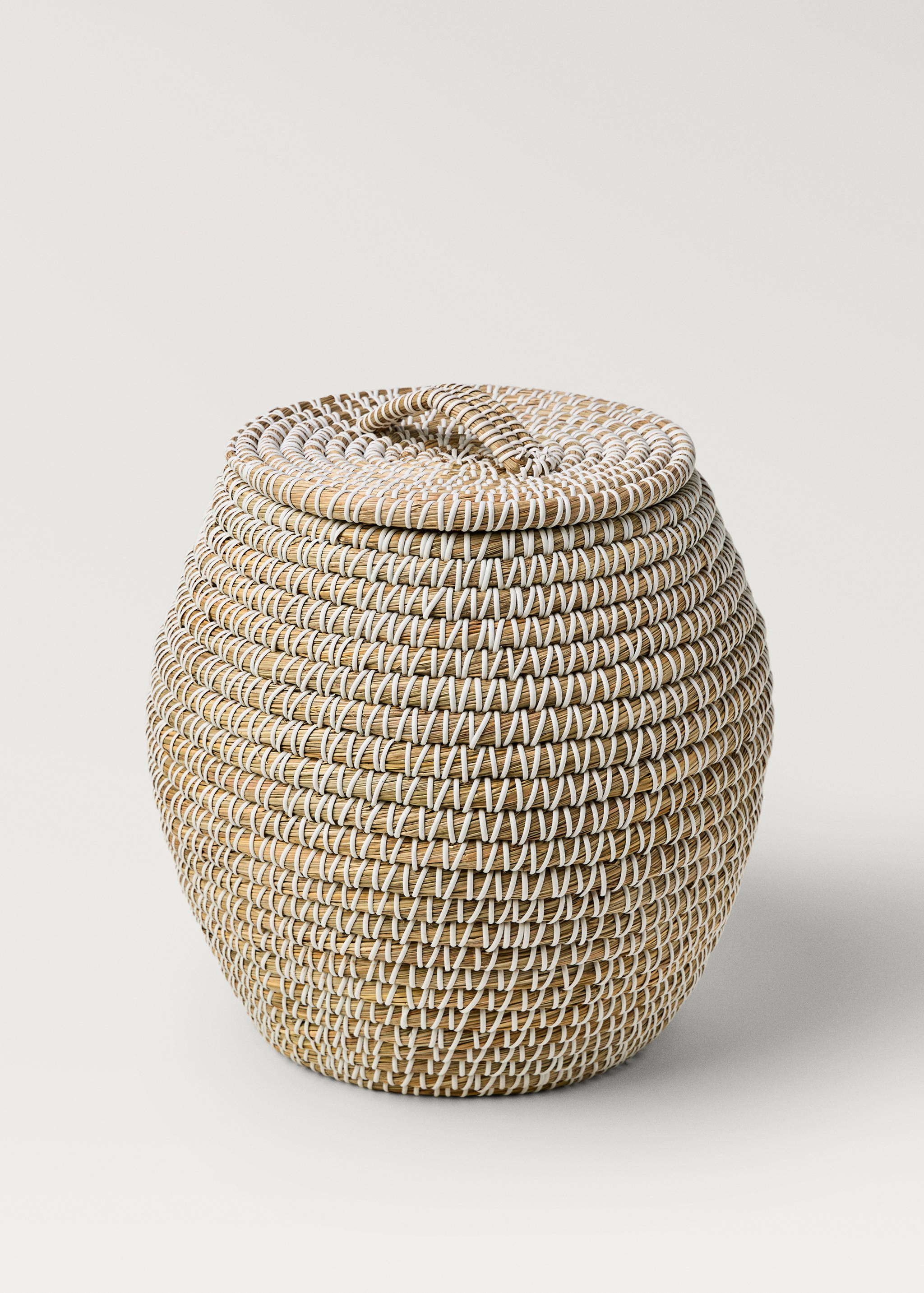 Medium natural fibre basket with oval design - Details of the article 1