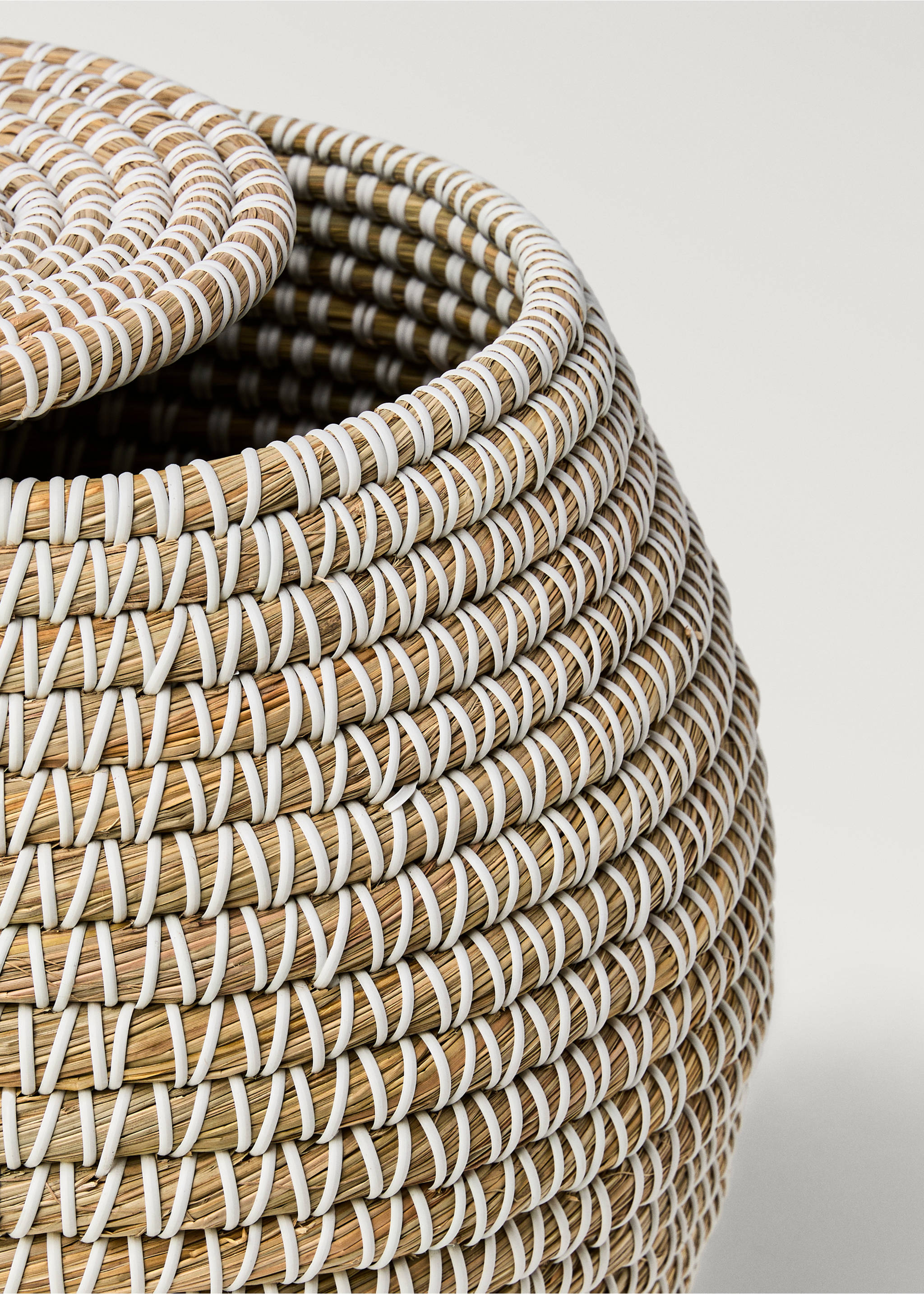 Medium natural fibre basket with oval design - Details of the article 2, Brown. Ref: 17011521-00.