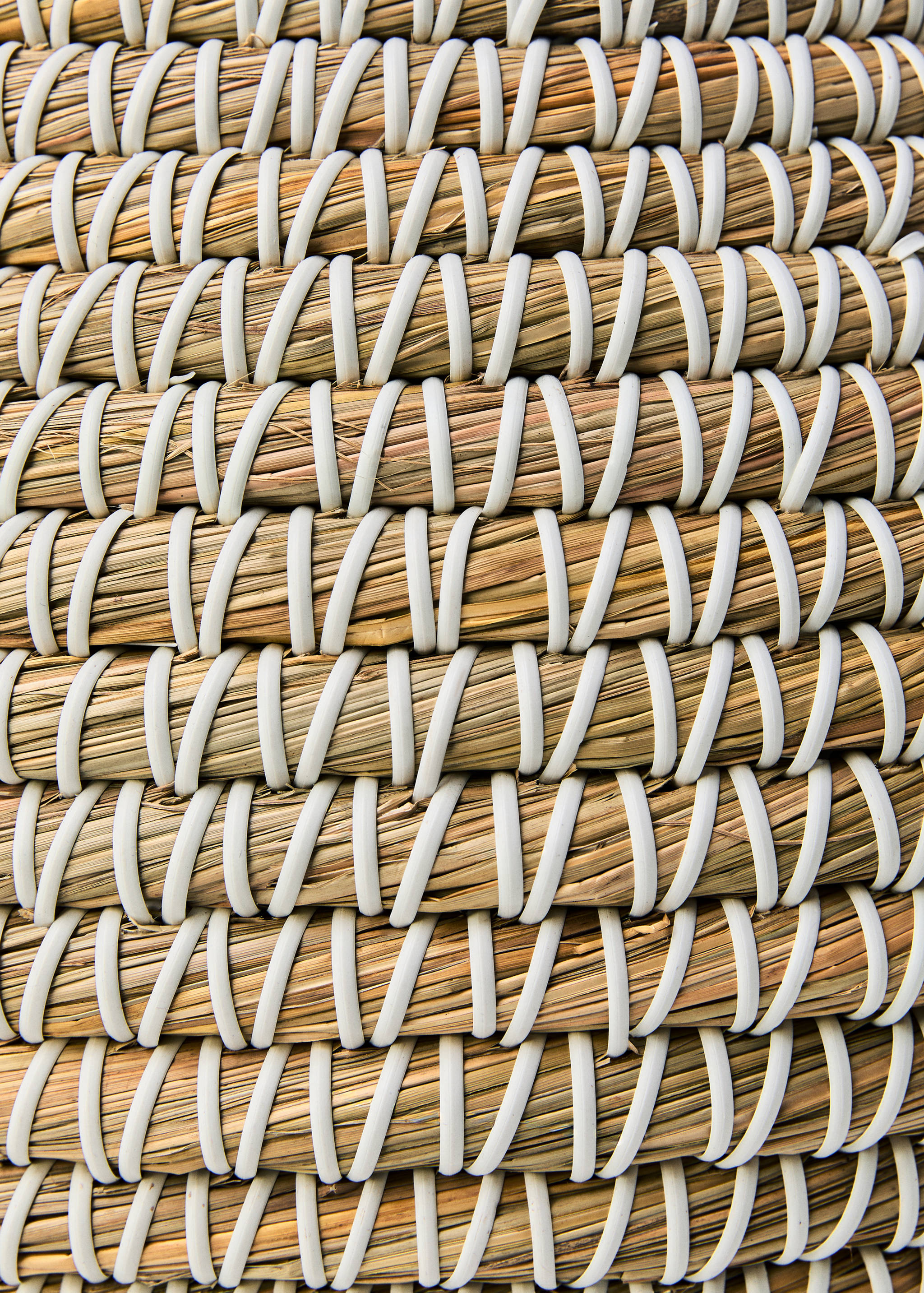 Medium natural fibre basket with oval design - Details of the article 3