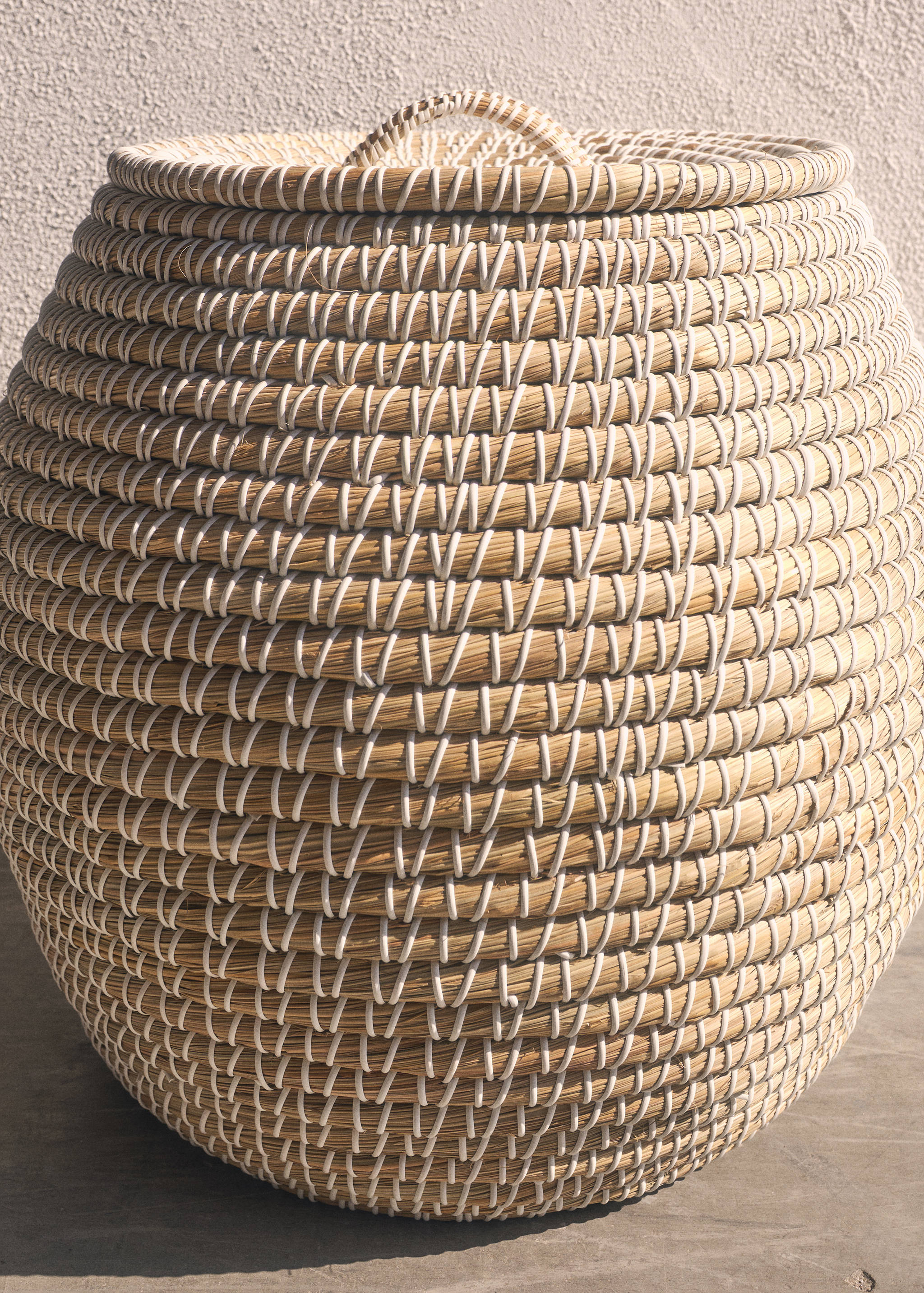 Medium natural fibre basket with oval design - Details of the article 6