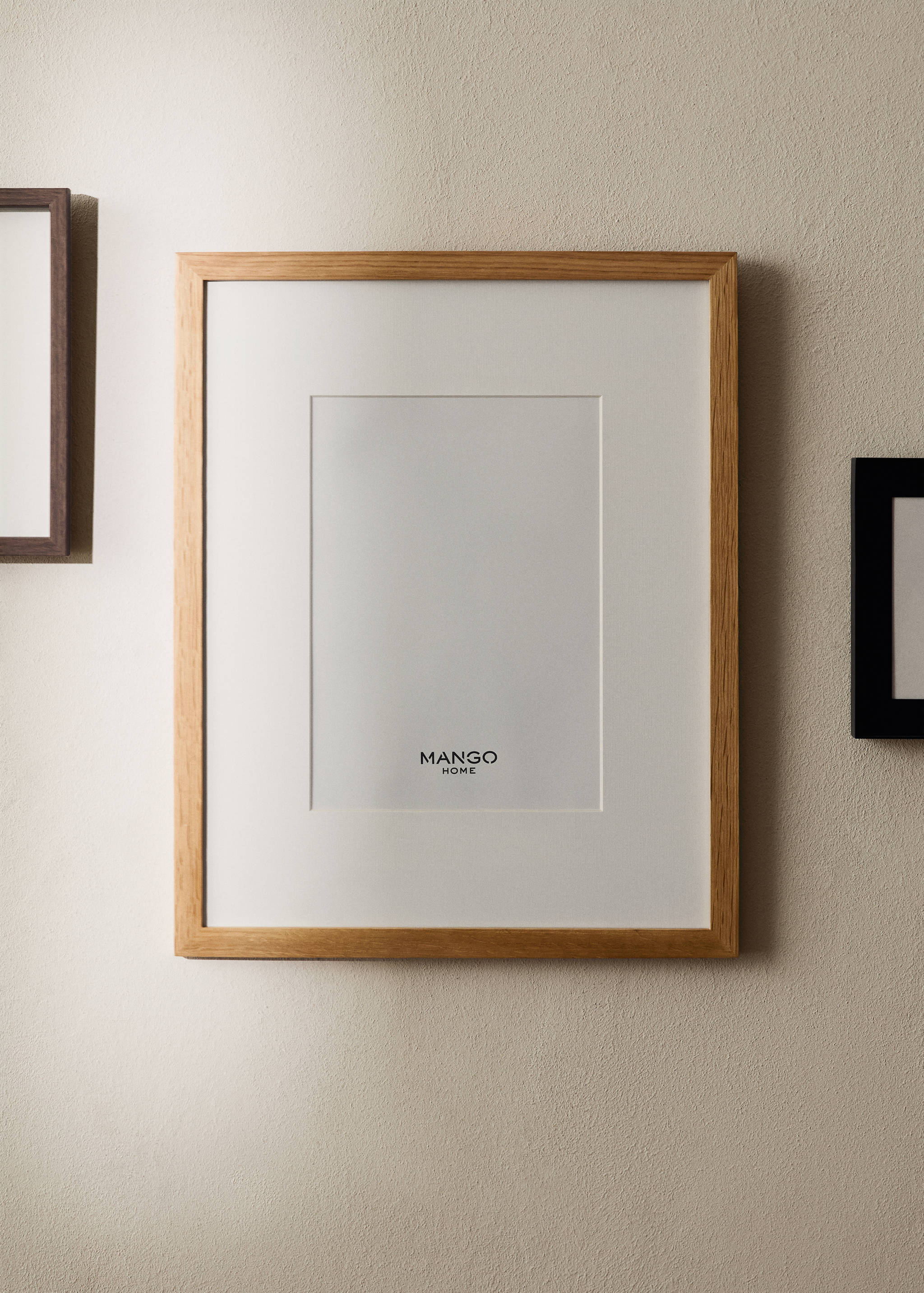 Moldura de madeira lisa com passe-partout tamanho grande - Plano geral