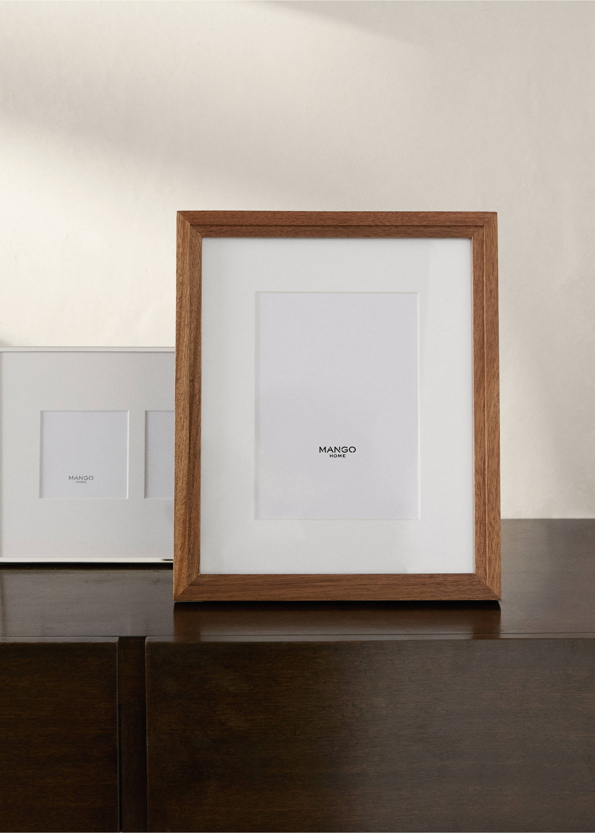 Large wooden passe-partout frame with relief - General plane, Brown. Ref: 17011527-00.