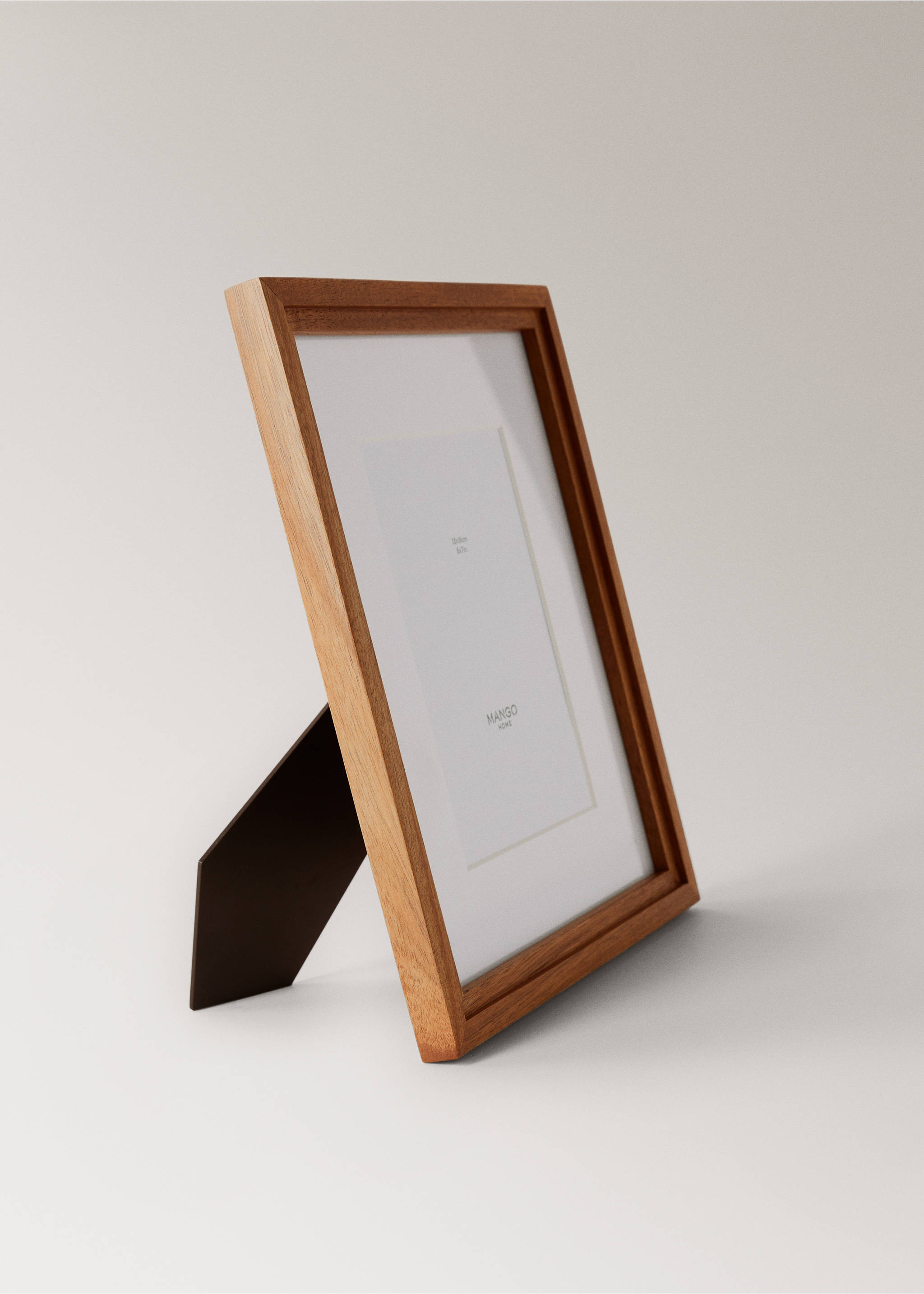 Large wooden passe-partout frame with relief - Details of the article 1, Brown. Ref: 17011527-00.