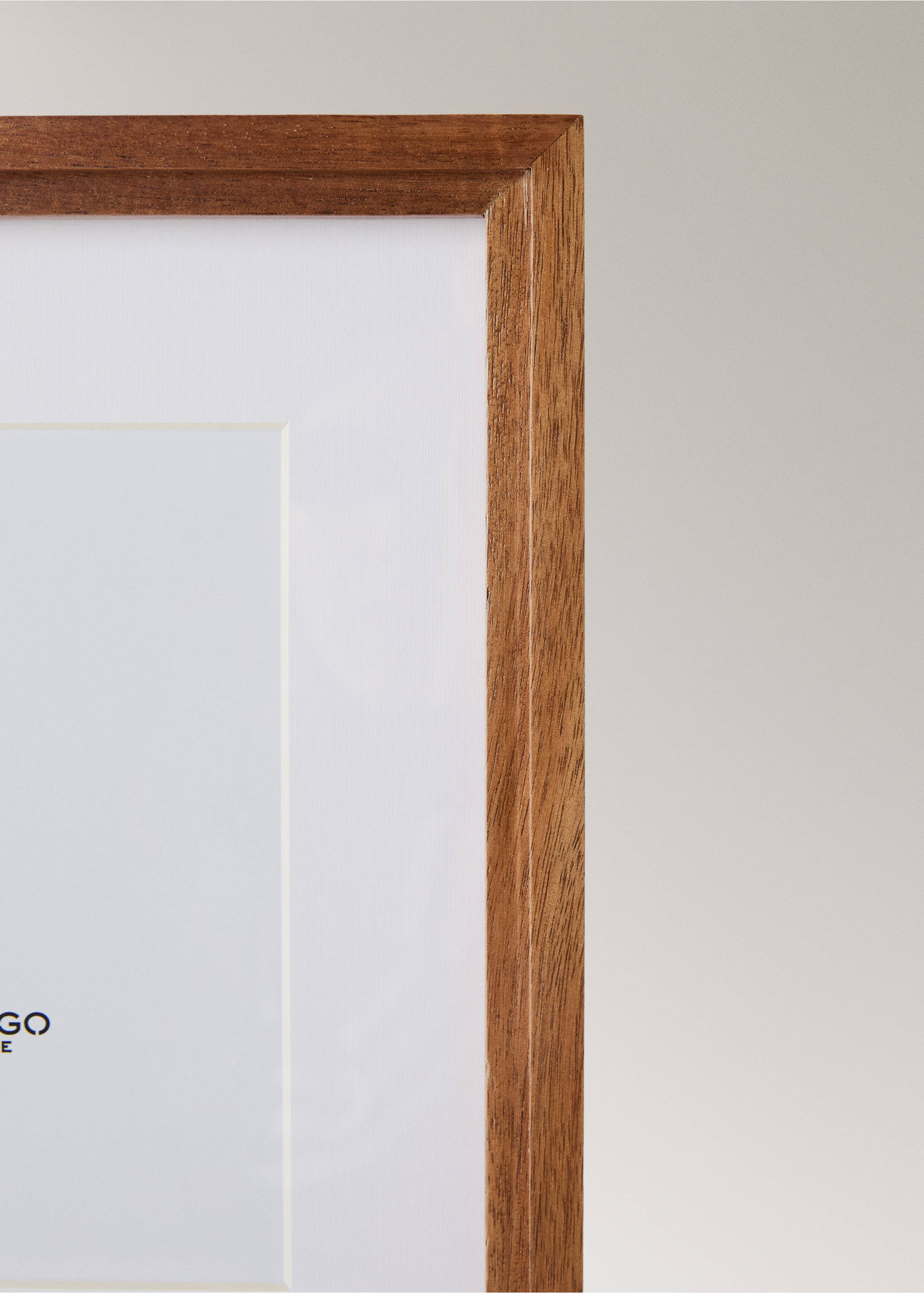 Large wooden passe-partout frame with relief - Details of the article 2, Brown. Ref: 17011527-00.