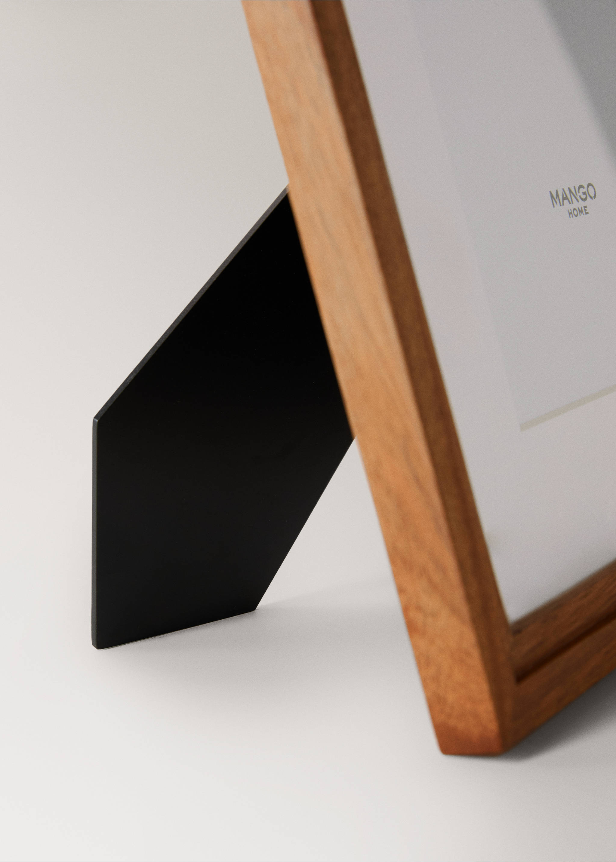 Large wooden passe-partout frame with relief - Details of the article 3, Brown. Ref: 17011527-00.