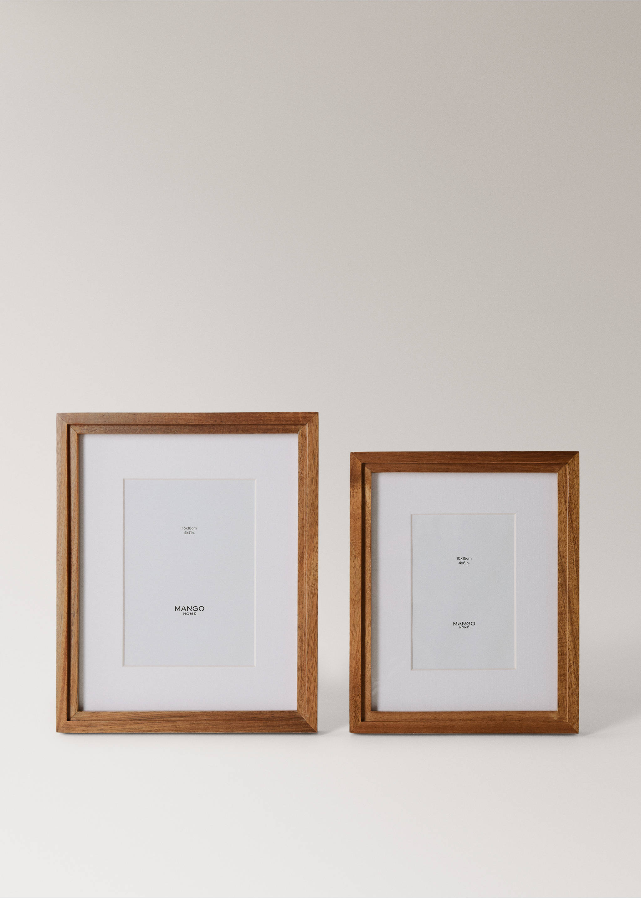 Large wooden passe-partout frame with relief - Details of the article 4, Brown. Ref: 17011527-00.