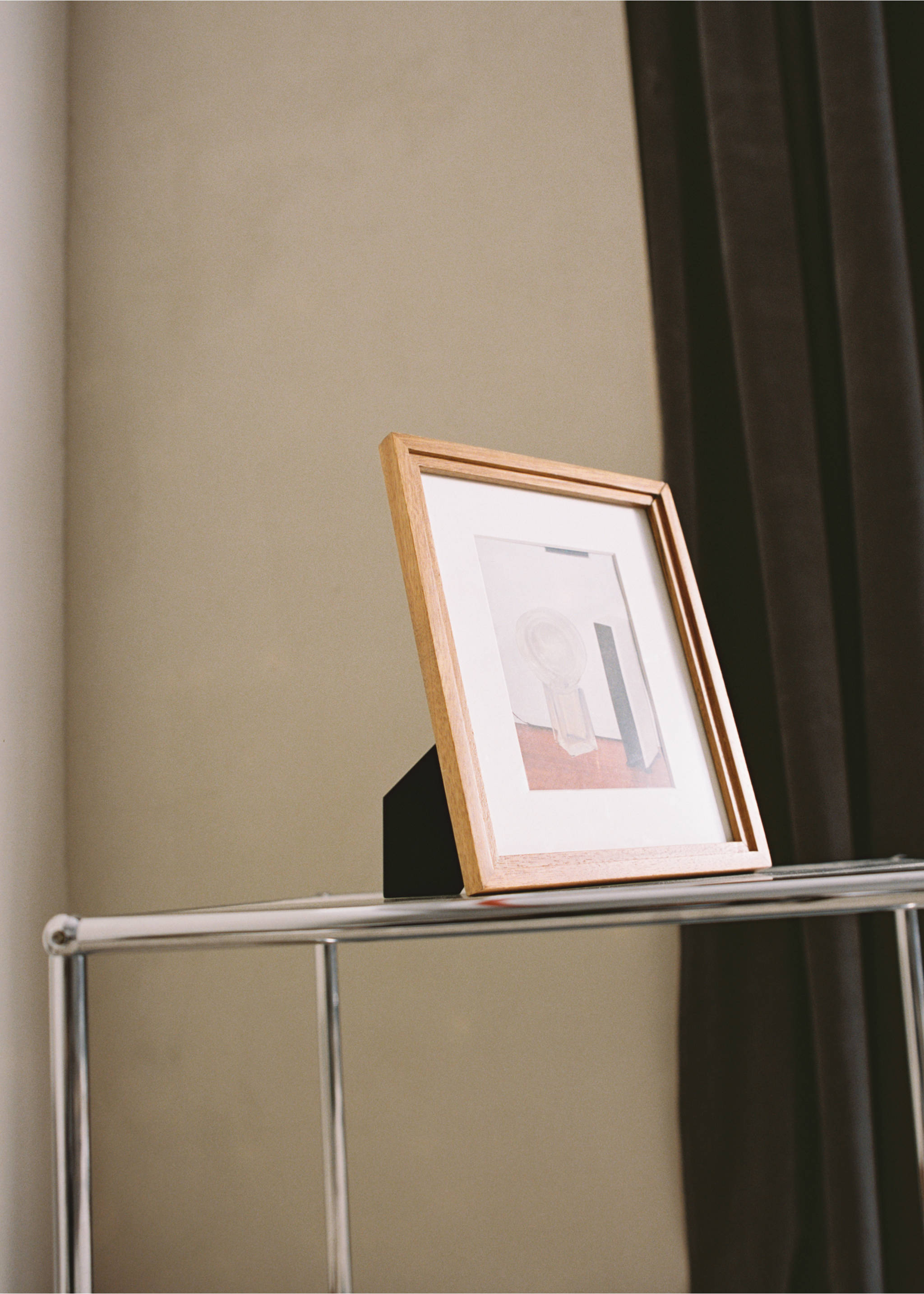 Large wooden passe-partout frame with relief - Details of the article 5, Brown. Ref: 17011527-00.