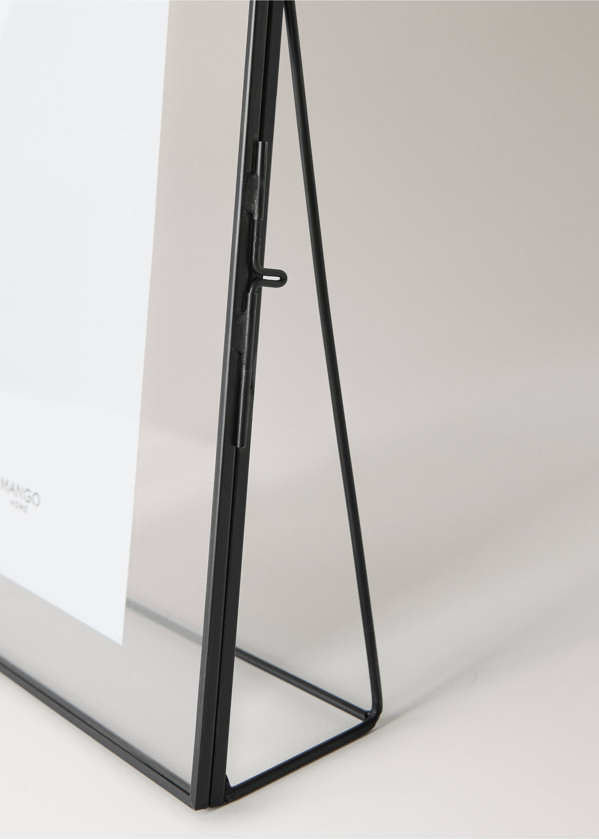 Medium metal frame with triangular base - Details of the article 3, Black. Ref: 17011551-00.