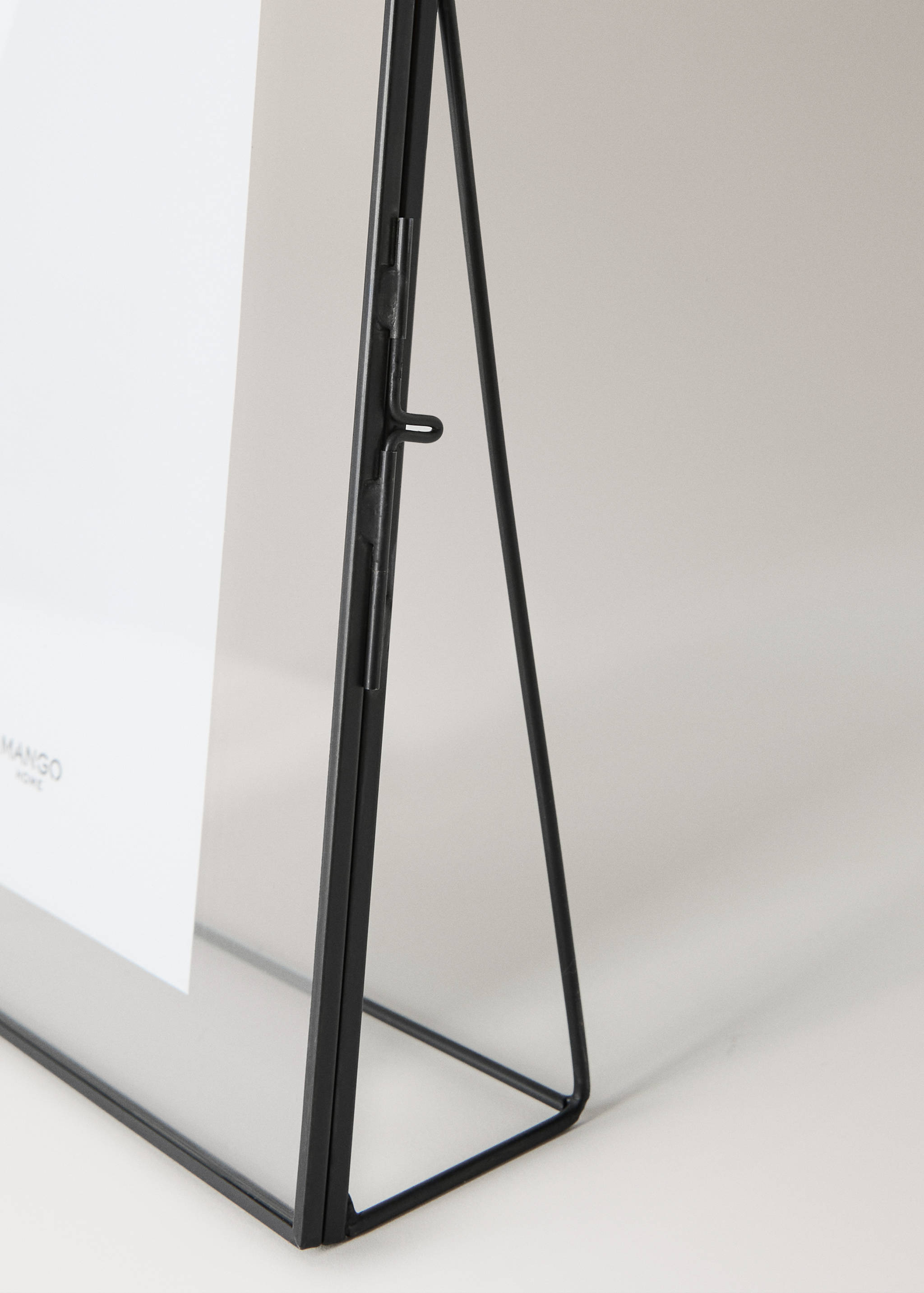 Large frame with metal edge and triangular base - Details of the article 3