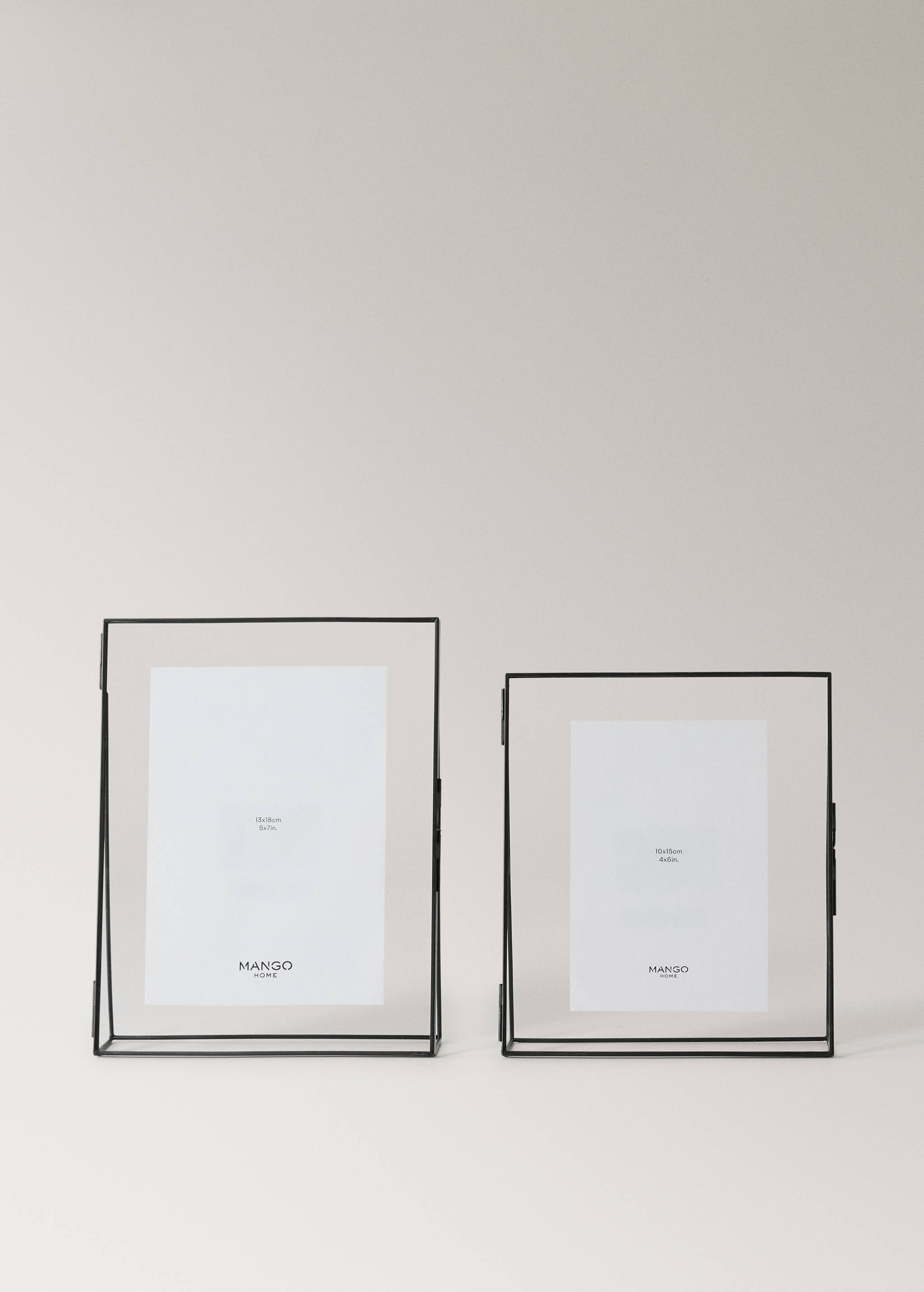 Large frame with metal edge and triangular base - Details of the article 4