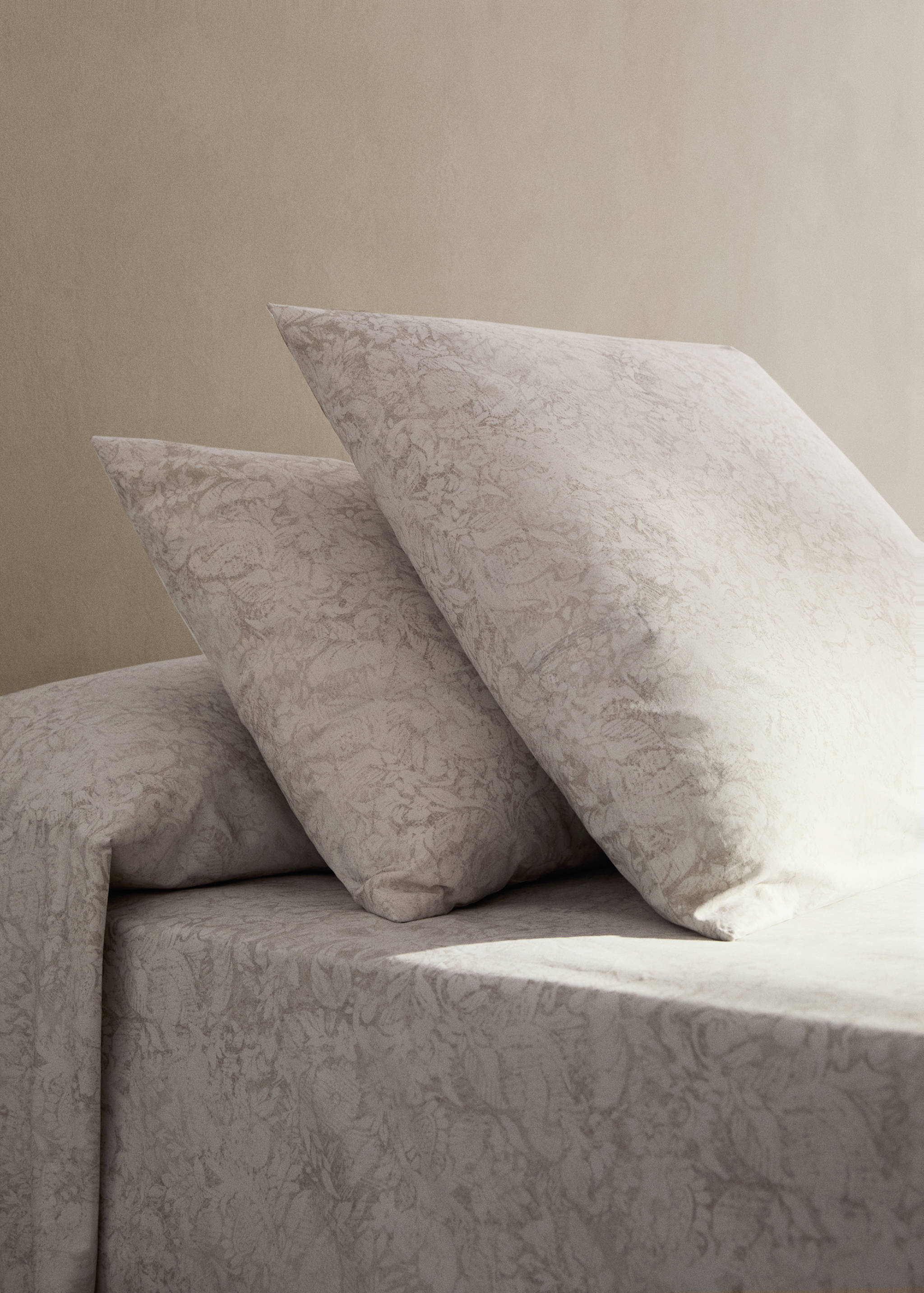 Two cotton percale pillowcases with blurred floral print 50x75 cm - General plane